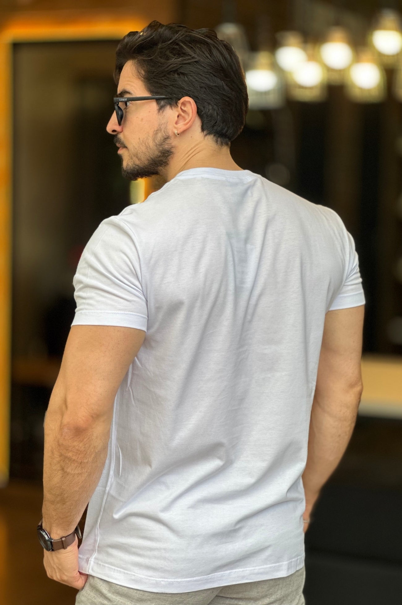 Camiseta logo minimalista branca Acostamento