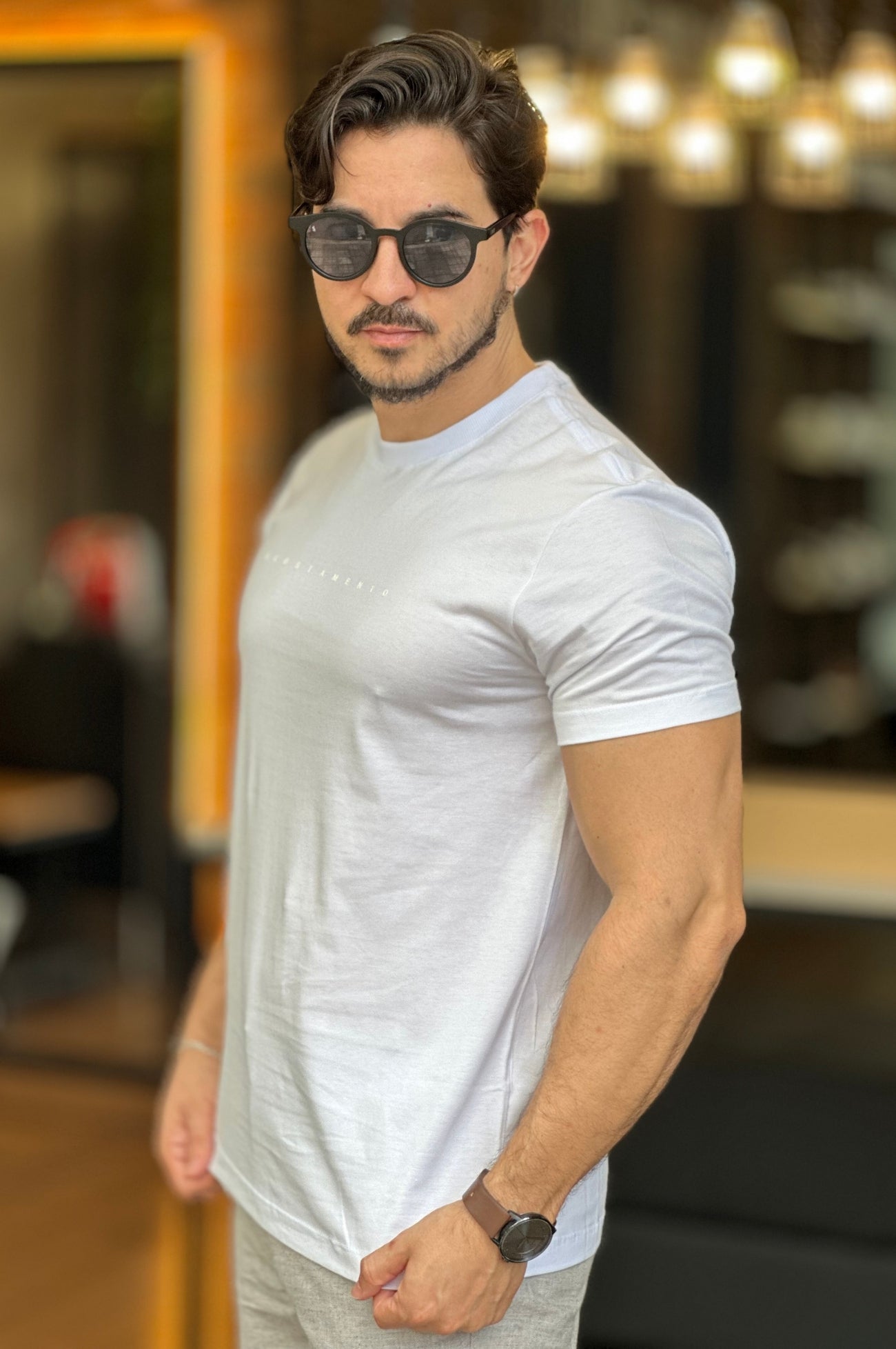 Camiseta logo minimalista branca Acostamento