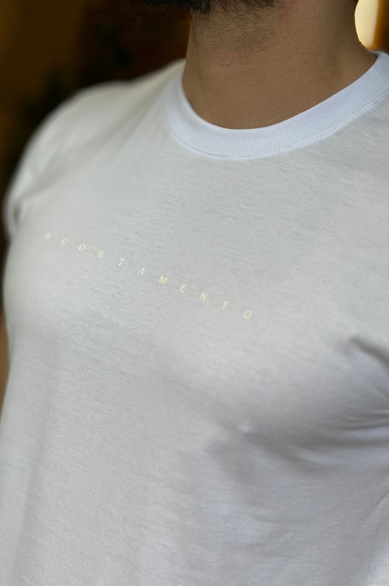 Camiseta logo minimalista branca Acostamento