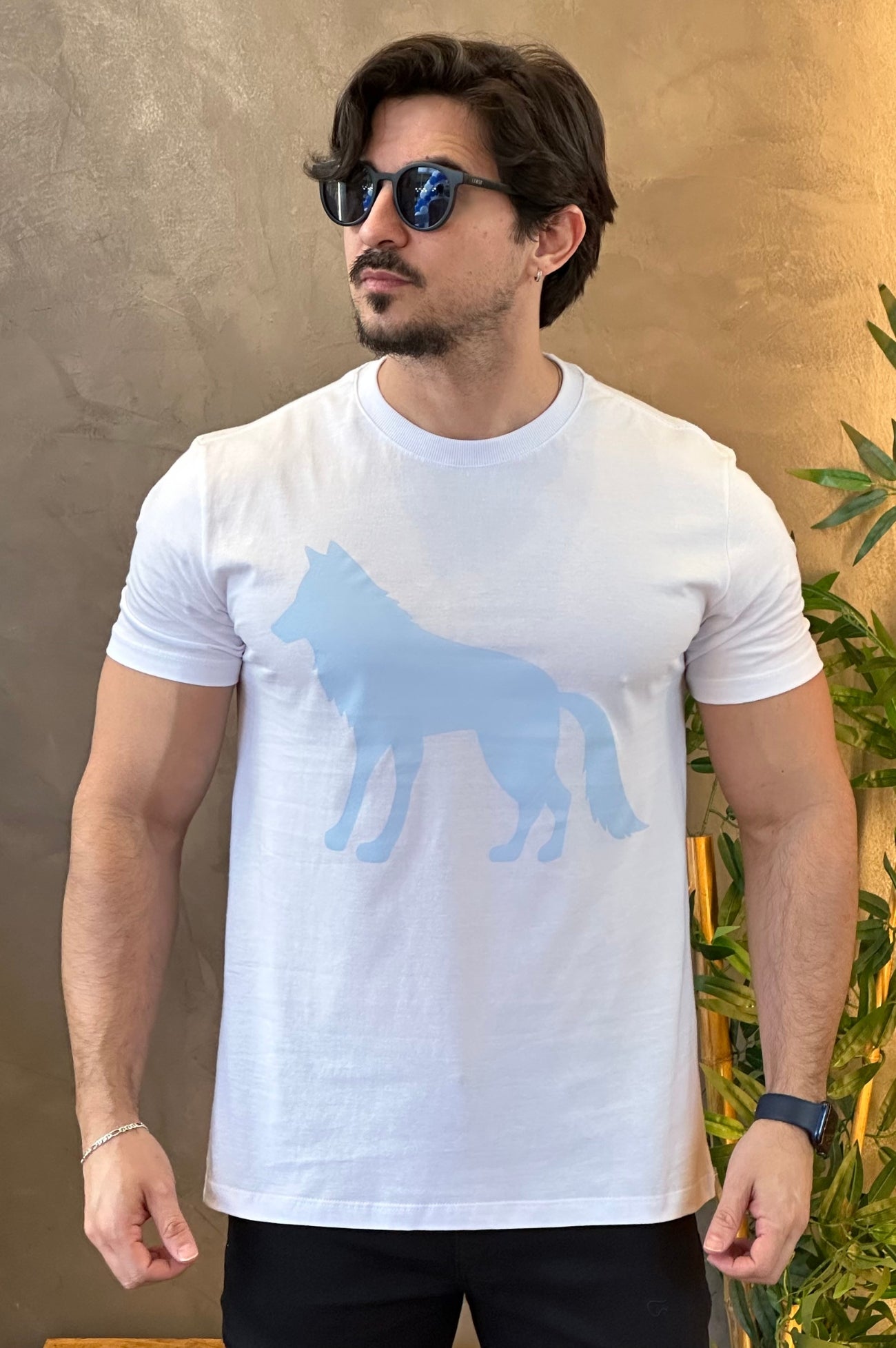 Camiseta Branca com Lobo Azul