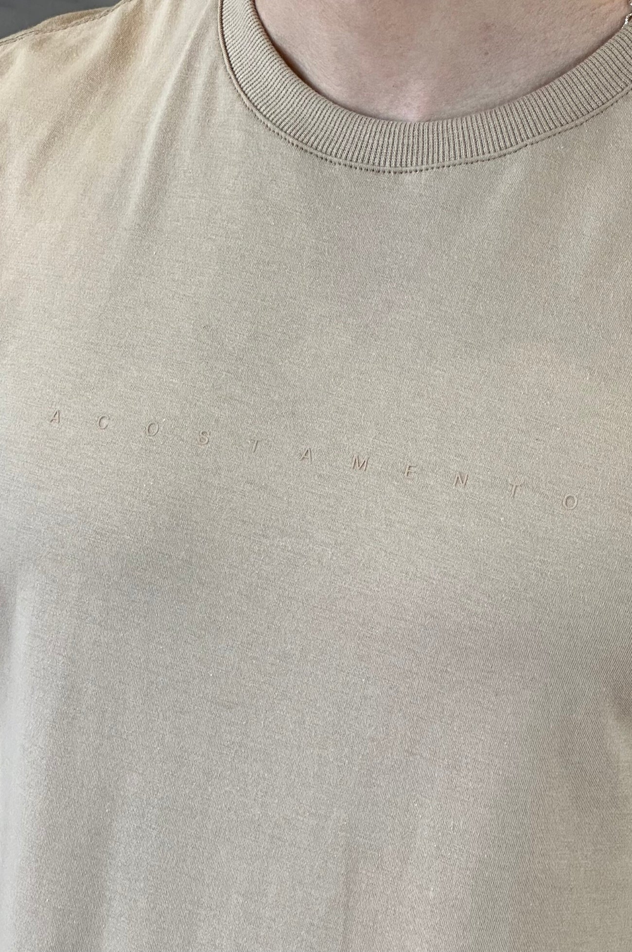 Camiseta Bege minimalista Acostamento