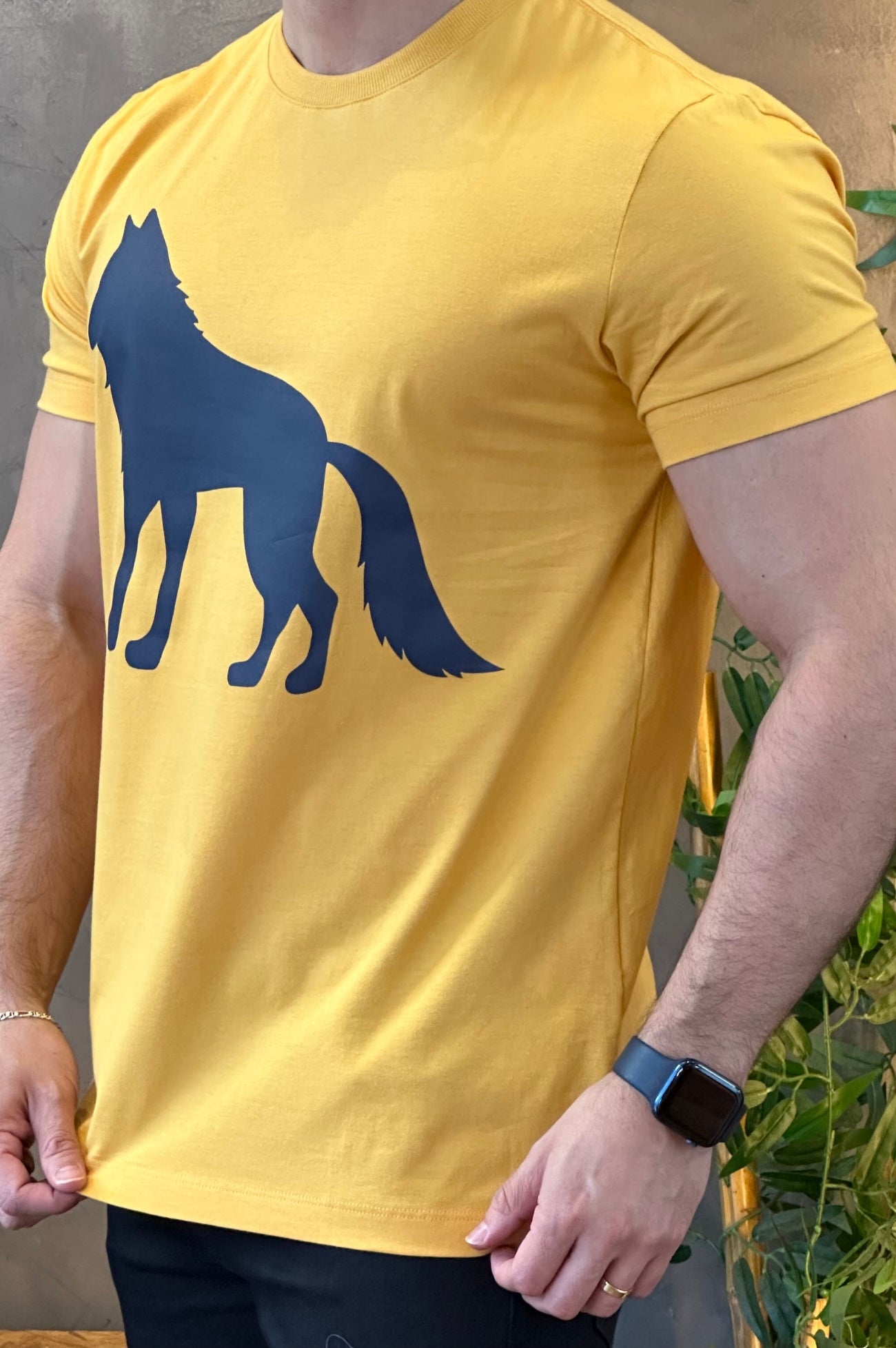 Camiseta Amarela com Lobo Azul