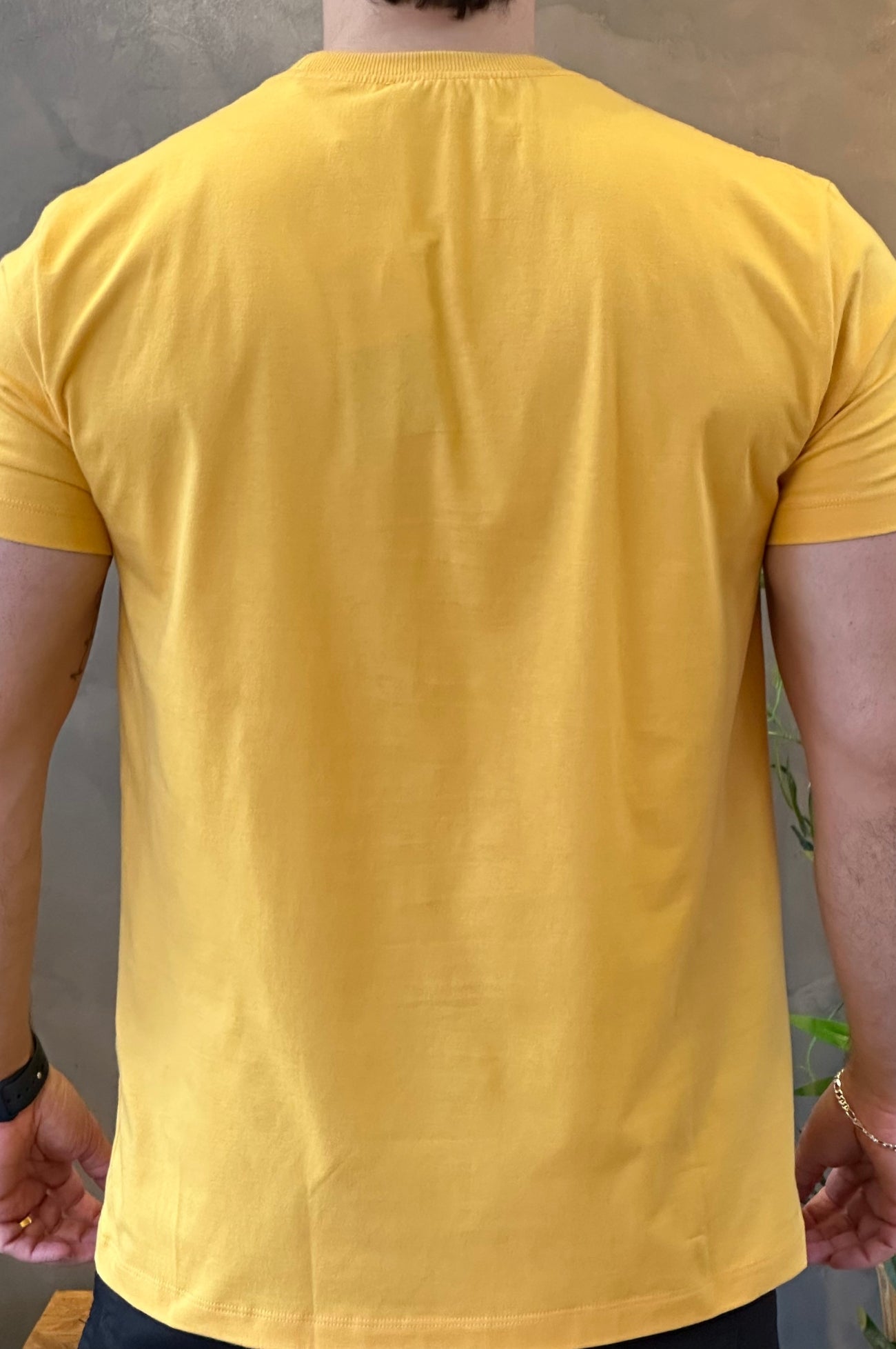 Camiseta Amarela com Lobo Azul