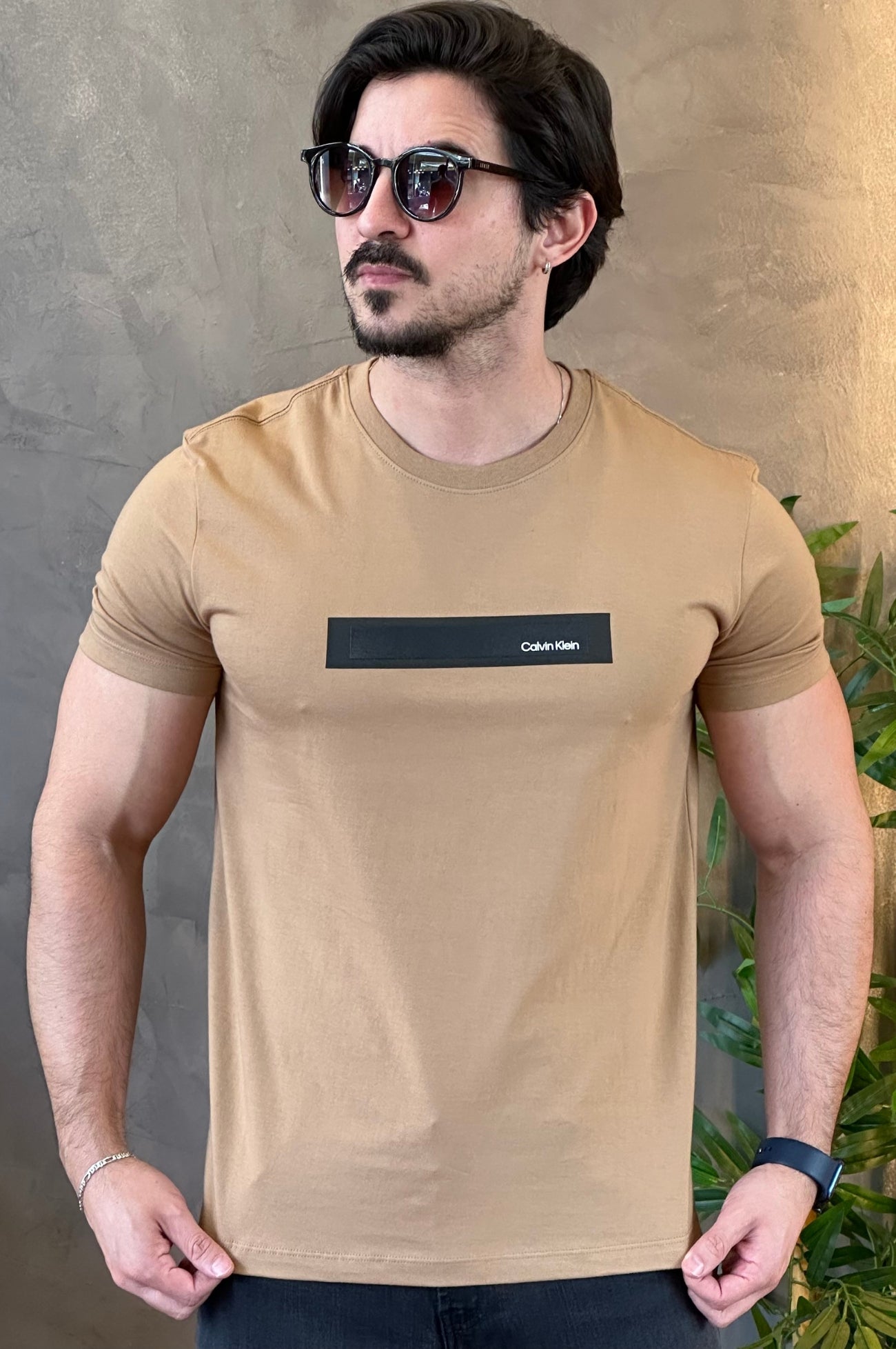 Camiseta Logo Gel Calvin Klein Marrom