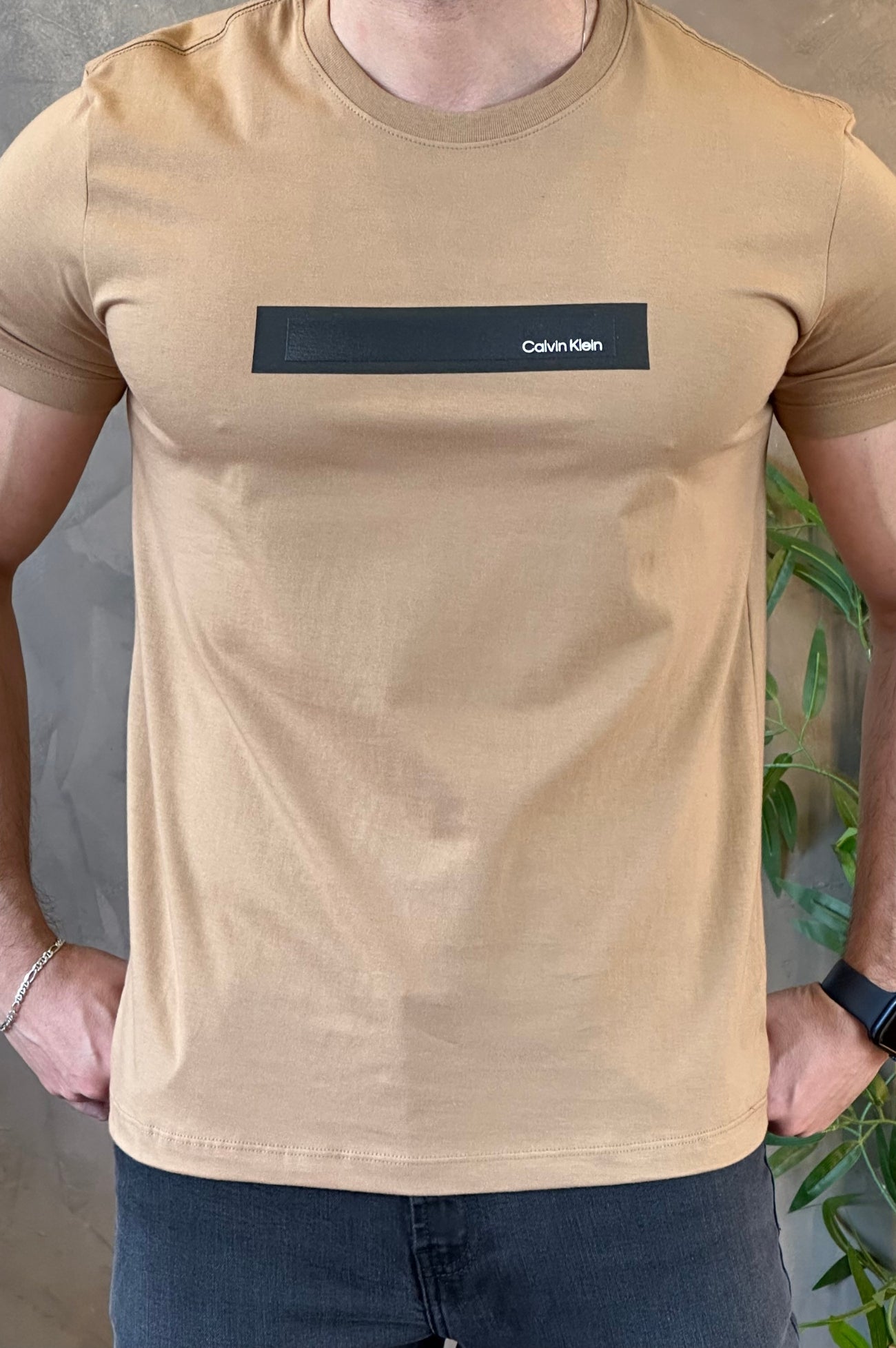 Camiseta Logo Gel Calvin Klein Marrom