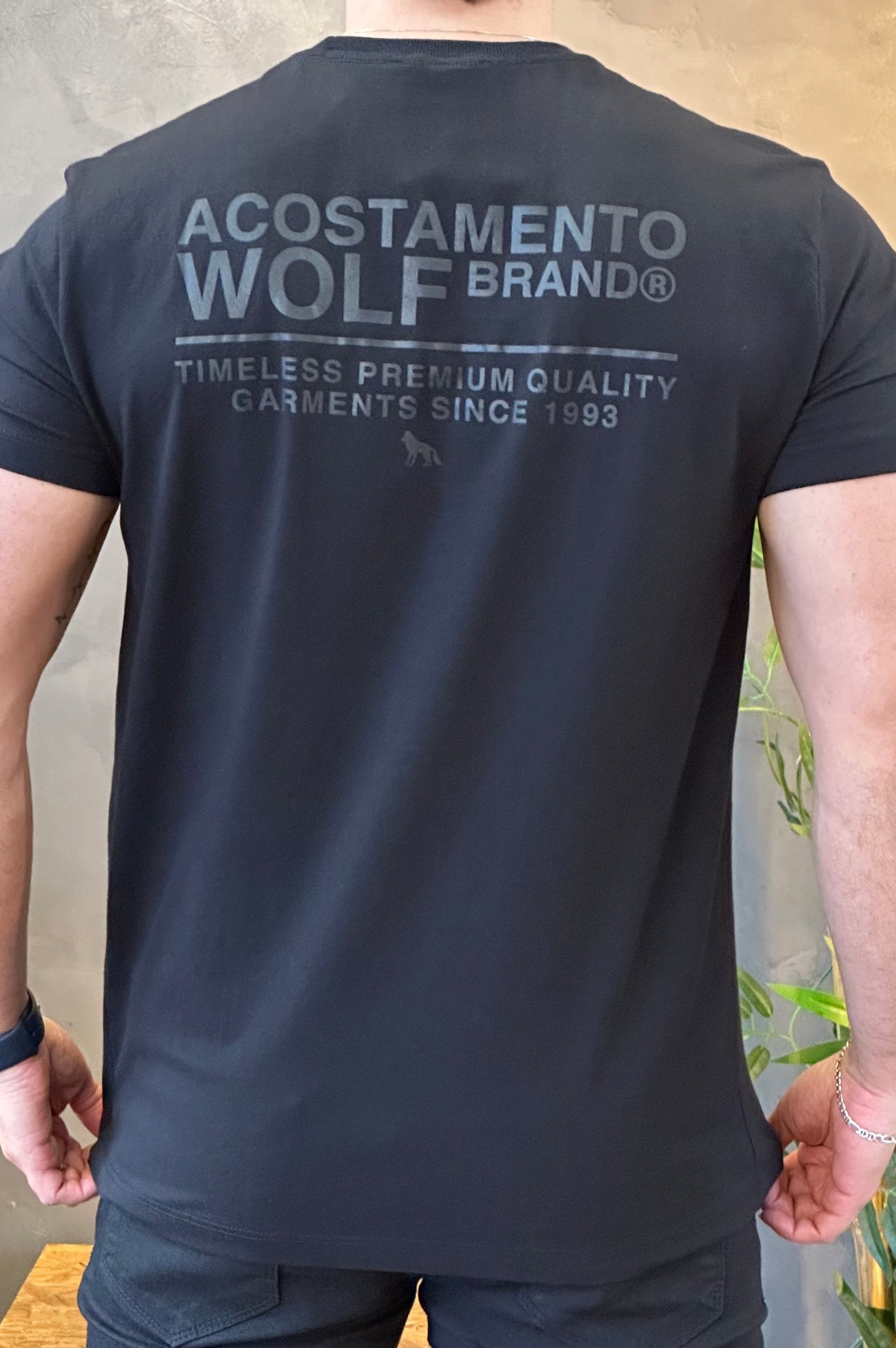 Camiseta Preta com Escrito nas Costas