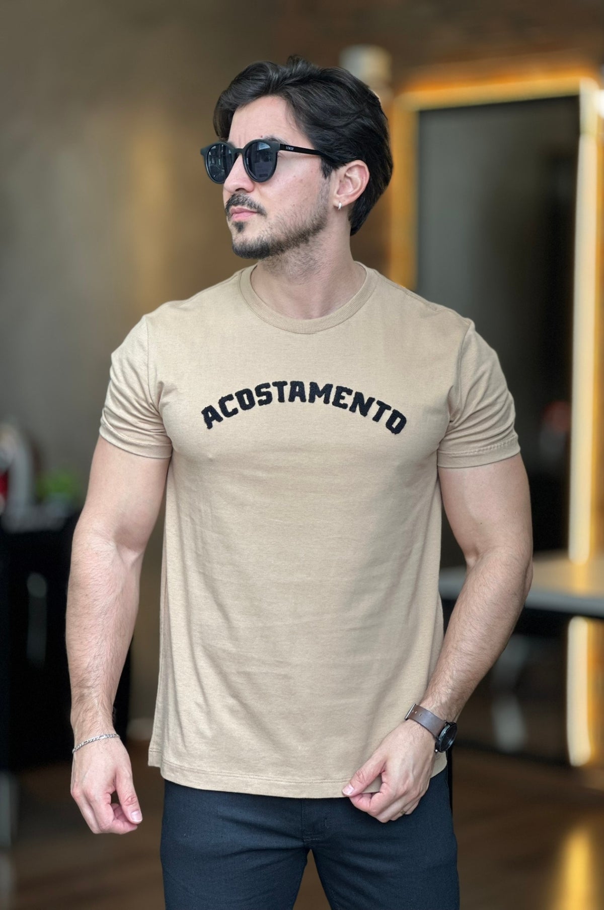 Camiseta Bege Com Escrito Preto Acostamento