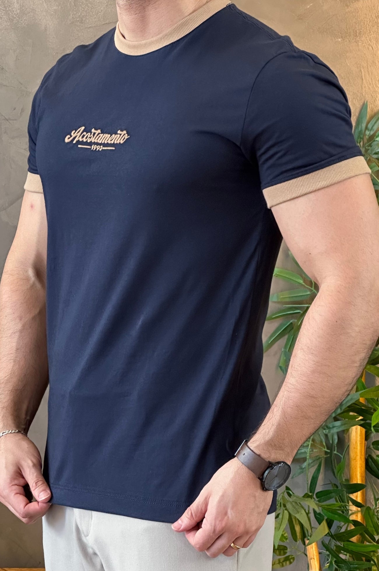 Camiseta Azul Com Detalhe Marrom Acostamento