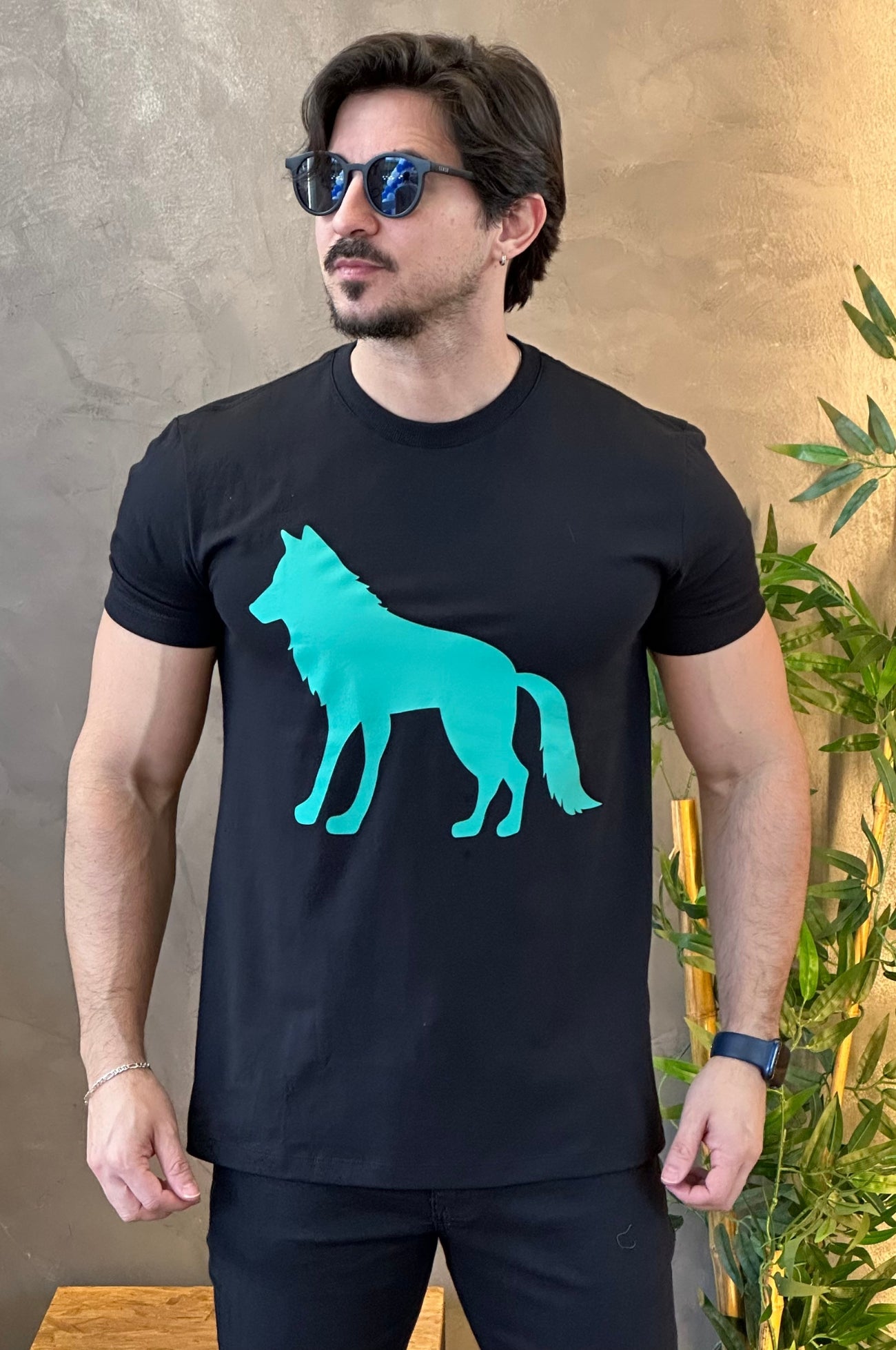 Camiseta Preta com Lobo Verde