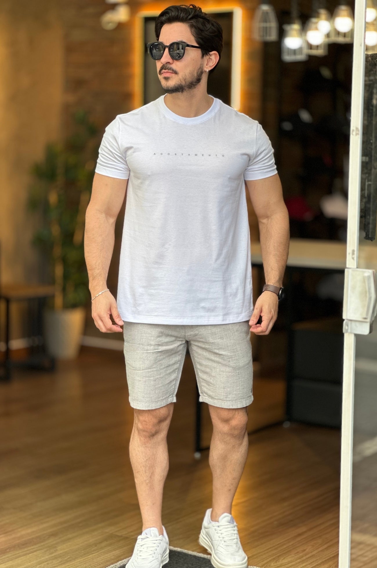Camiseta logo minimalista branca Acostamento