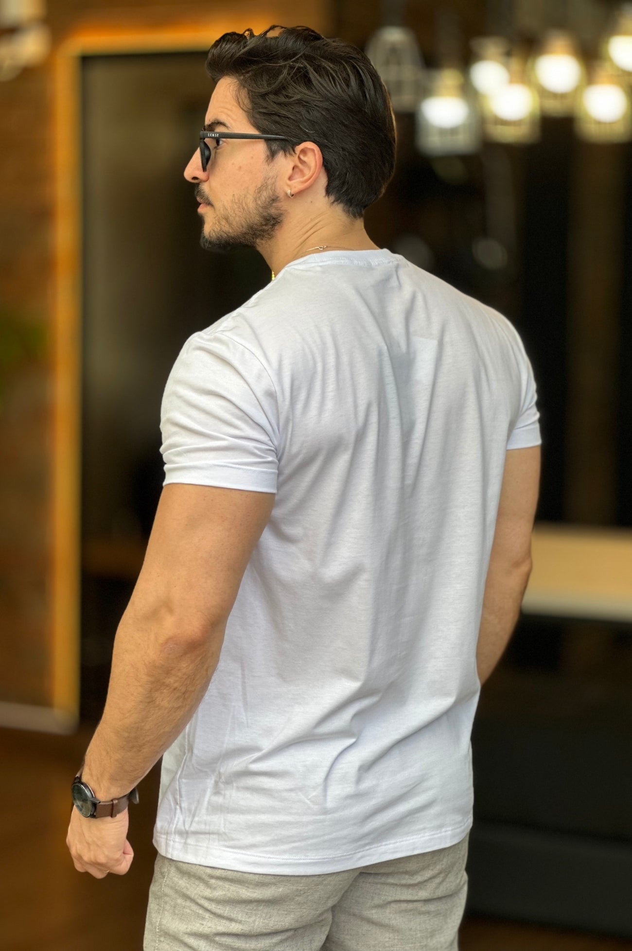 Camiseta logo minimalista branca Acostamento