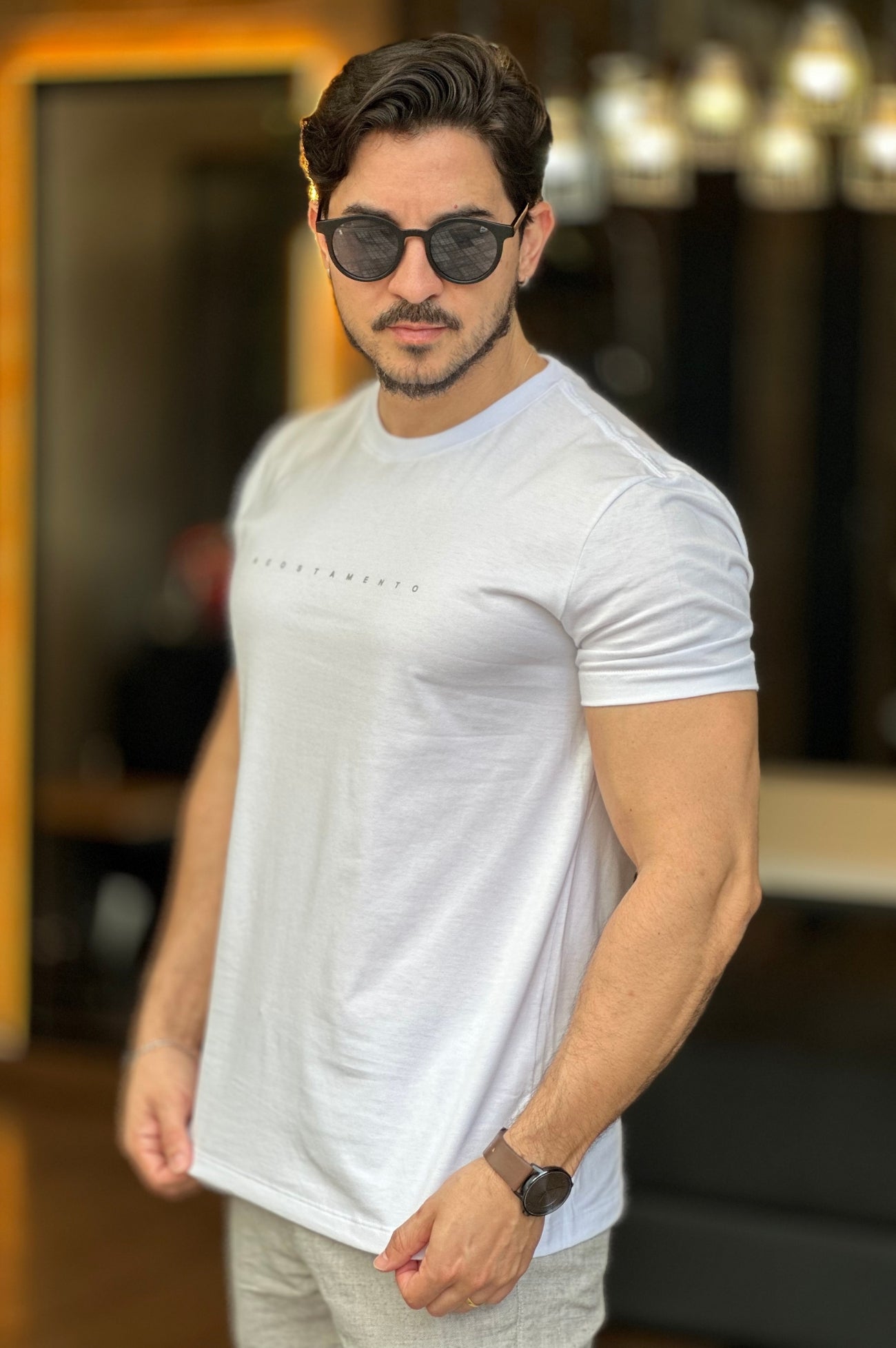 Camiseta logo minimalista branca Acostamento