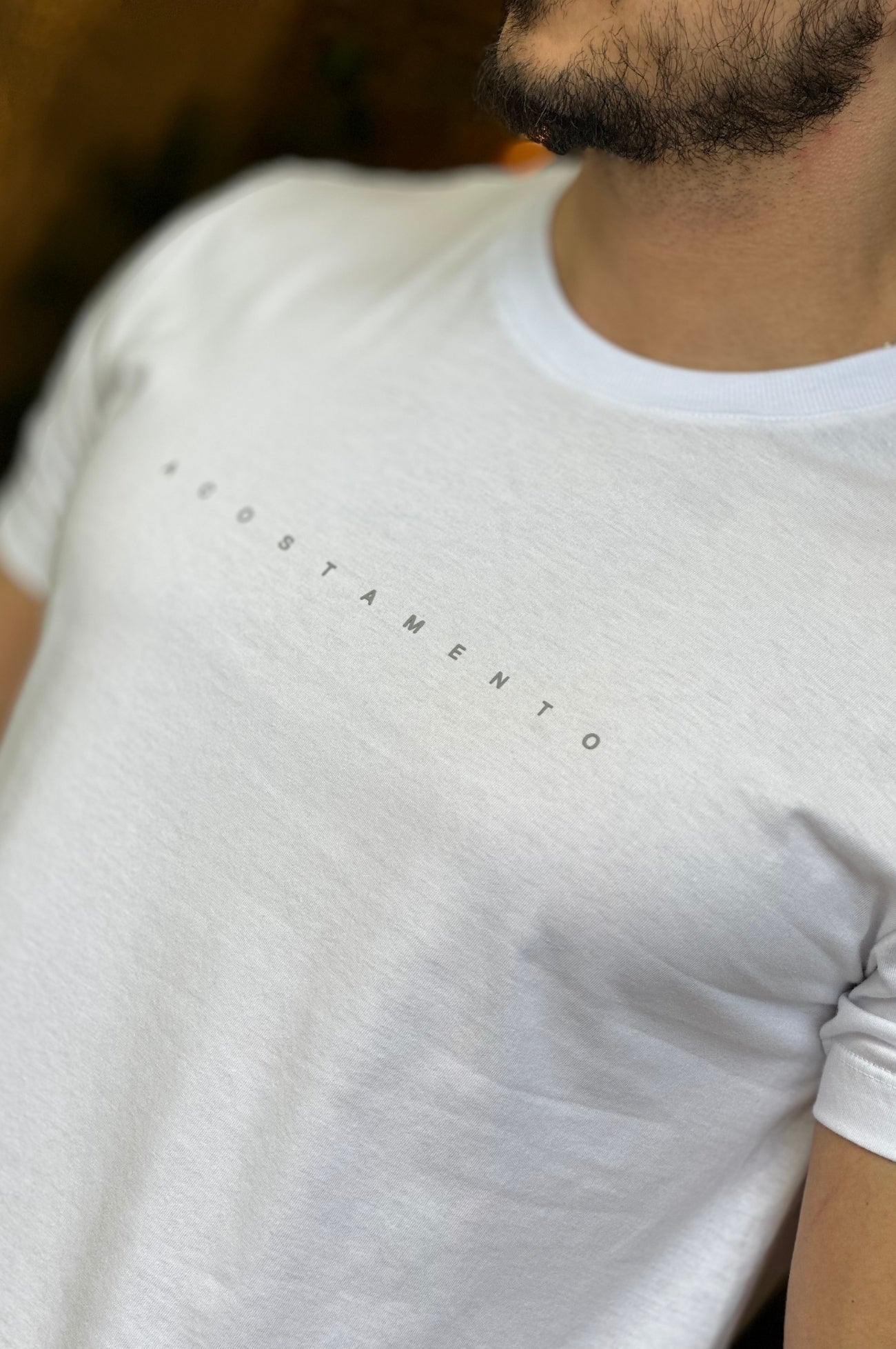 Camiseta logo minimalista branca Acostamento