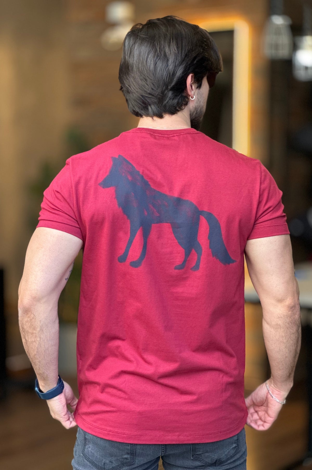 Camiseta Lobo nas Costas Acostamento Vinho