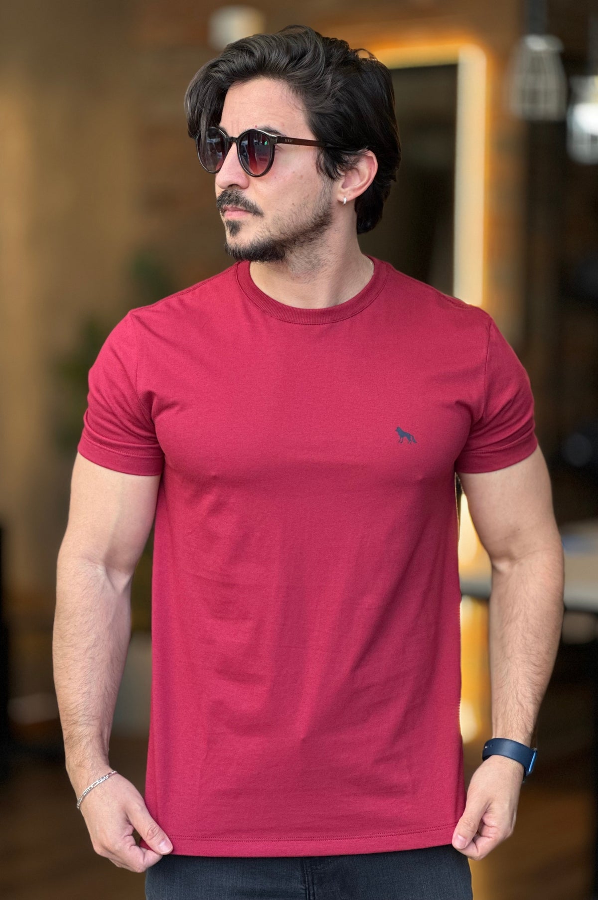 Camiseta Lobo nas Costas Acostamento Vinho