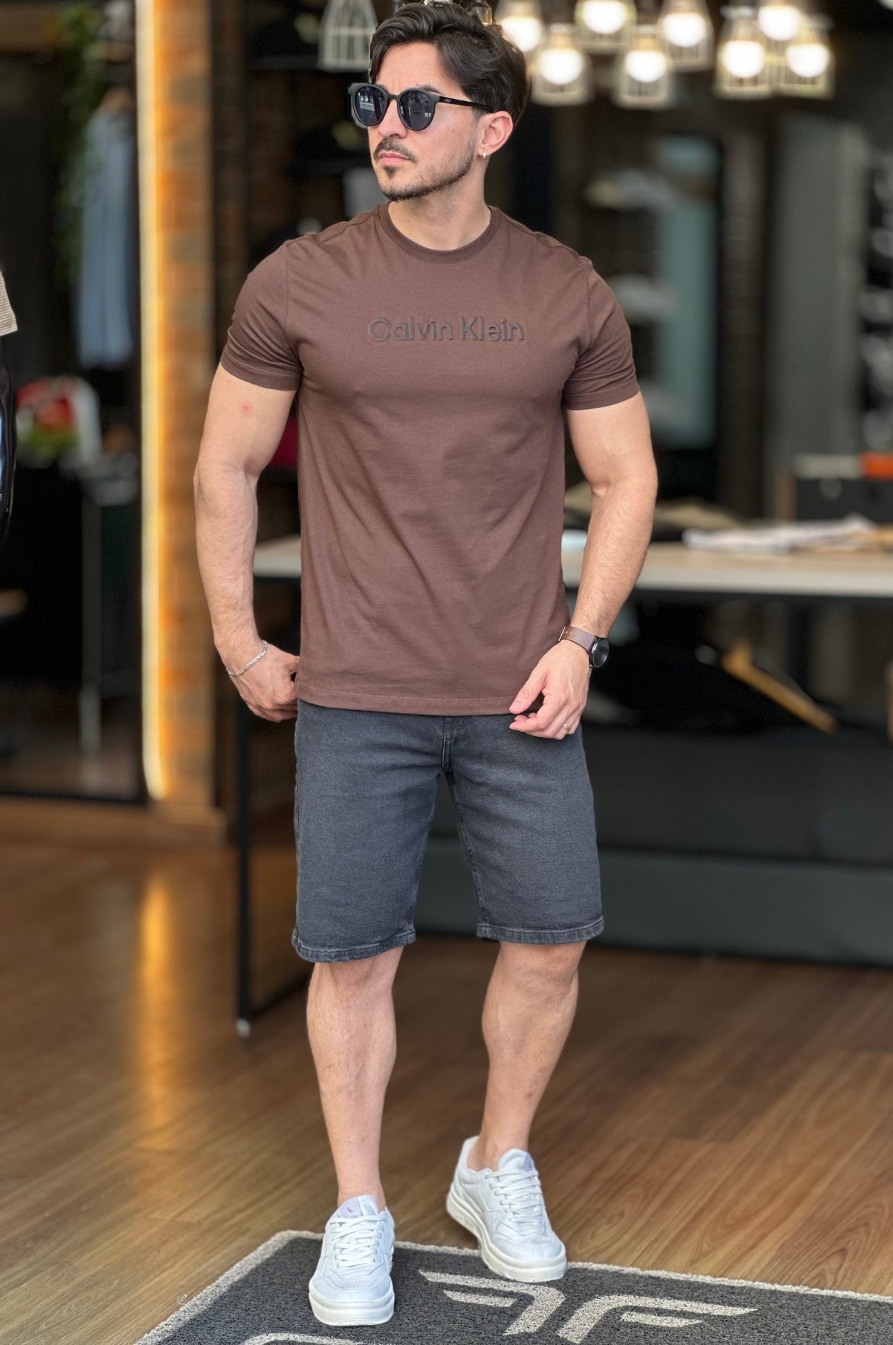 Camiseta Marrom alto relevo Calvin Klein