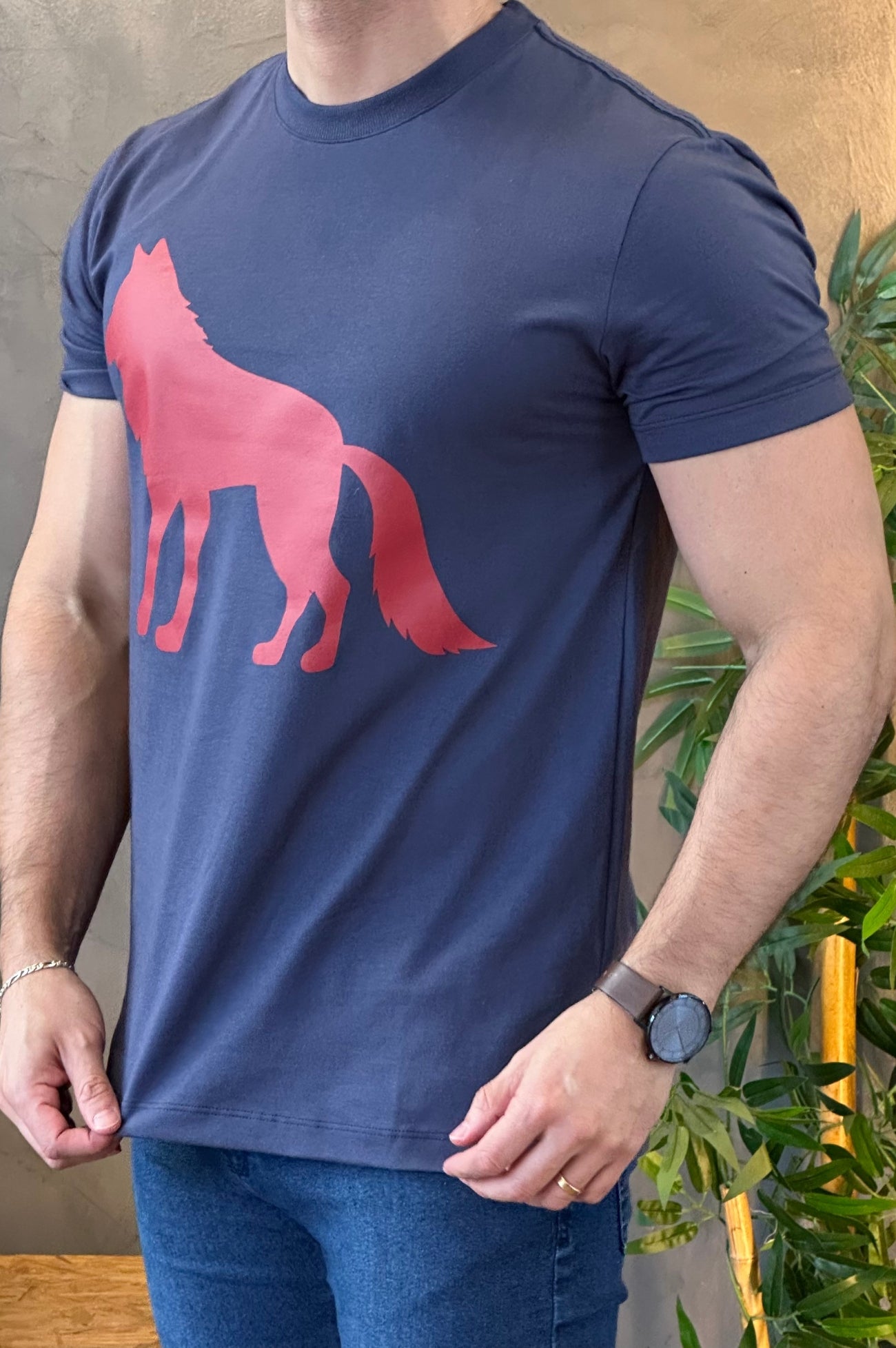 Camiseta Azul com Lobo Vermelho