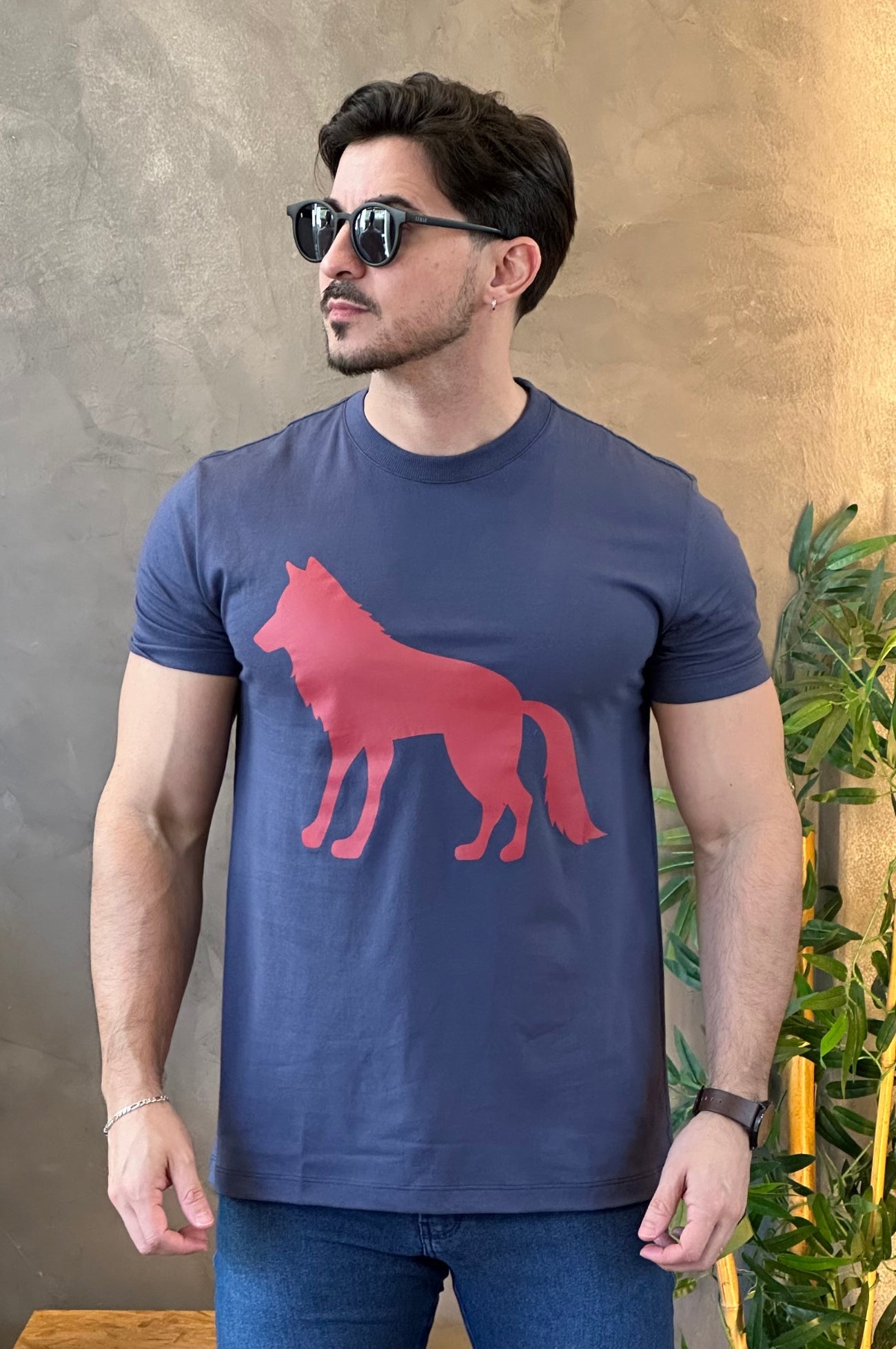 Camiseta Azul com Lobo Vermelho
