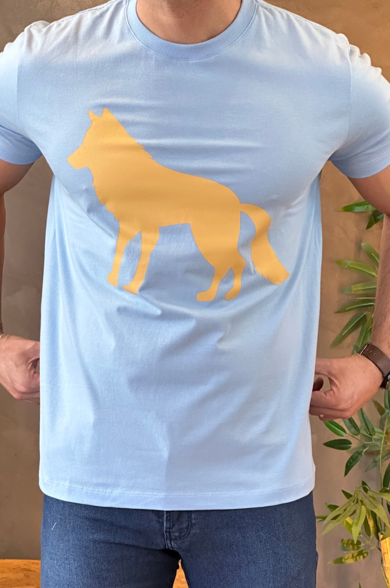 Camiseta Azul Claro com Lobo Amarelo Acostamento