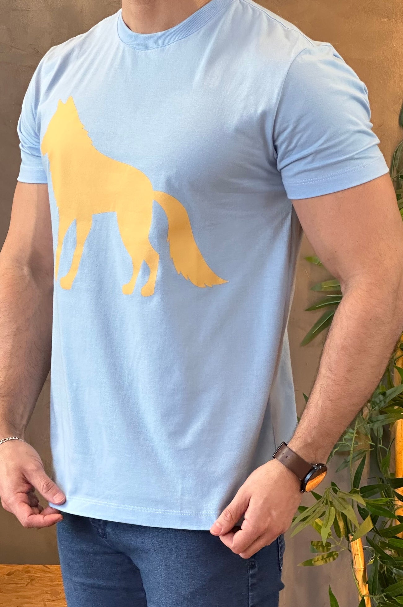 Camiseta Azul Claro com Lobo Amarelo Acostamento