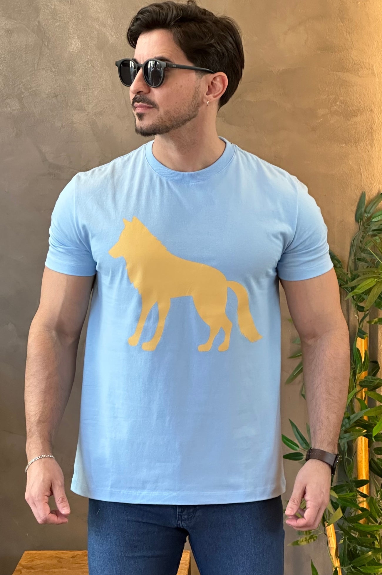 Camiseta Azul Claro com Lobo Amarelo Acostamento