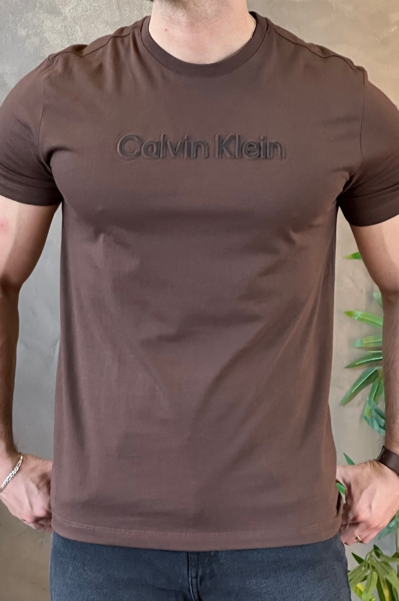 Camiseta Marrom alto relevo Calvin Klein