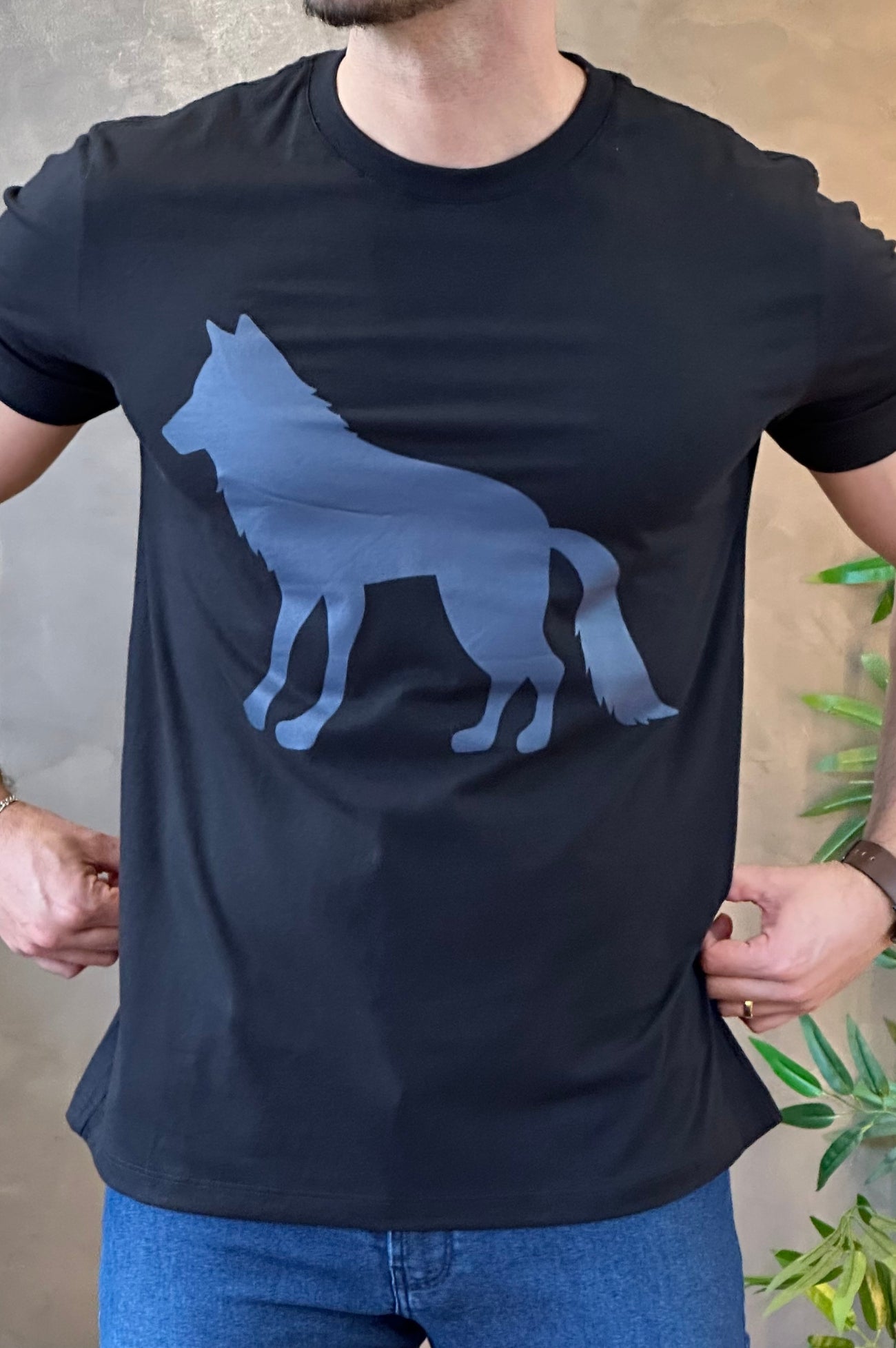 Camiseta Preta com Lobo Azul Acostamento
