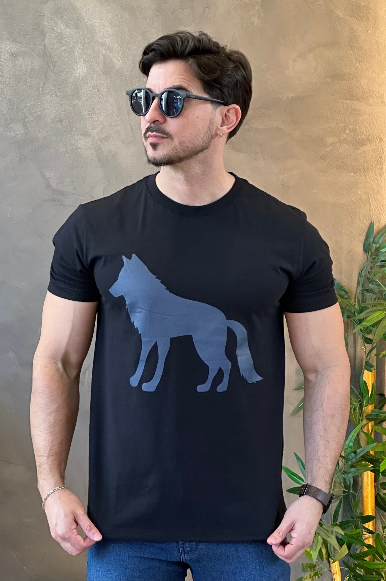 Camiseta Preta com Lobo Azul Acostamento