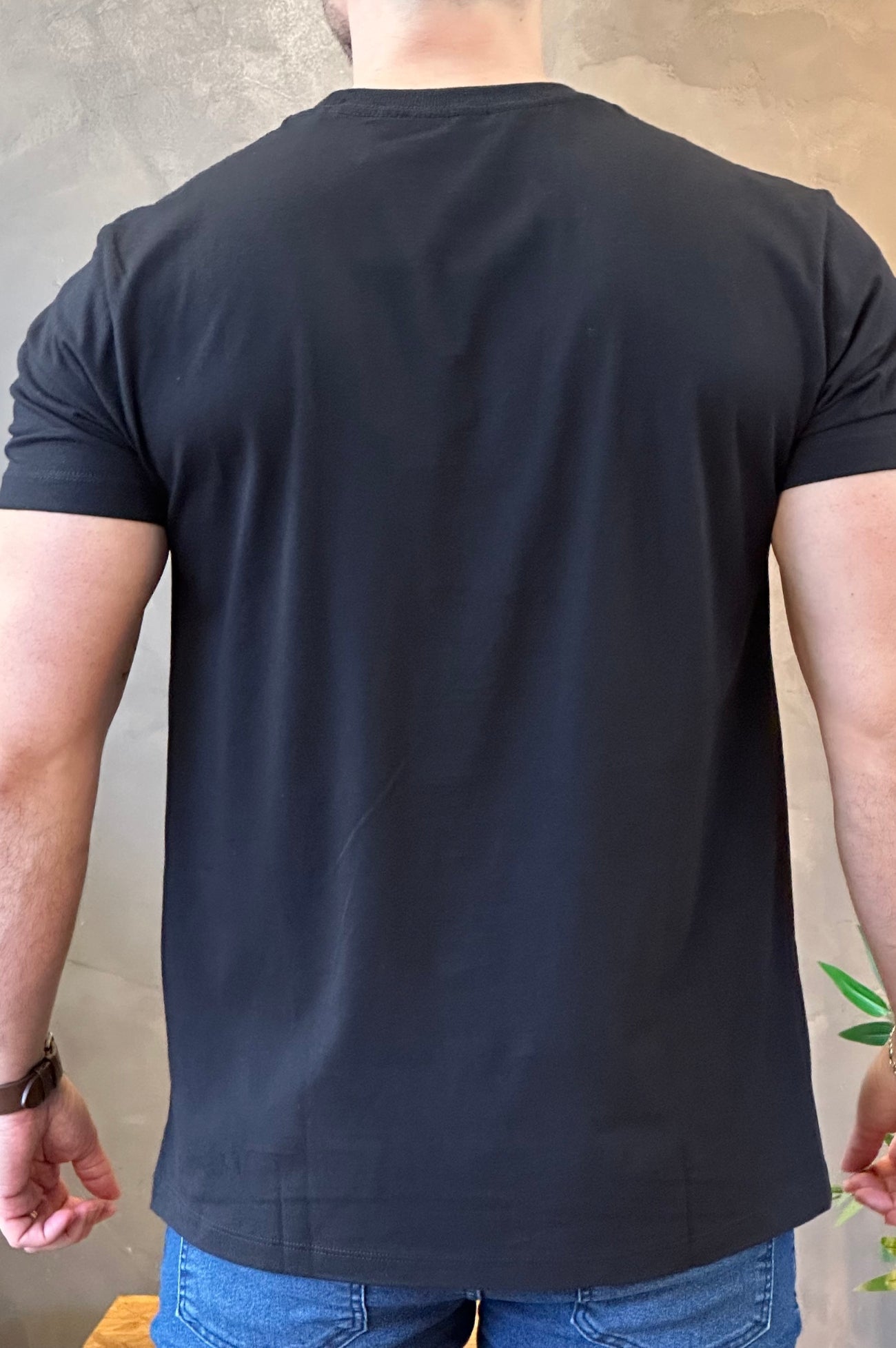 Camiseta Preta com Lobo Azul Acostamento