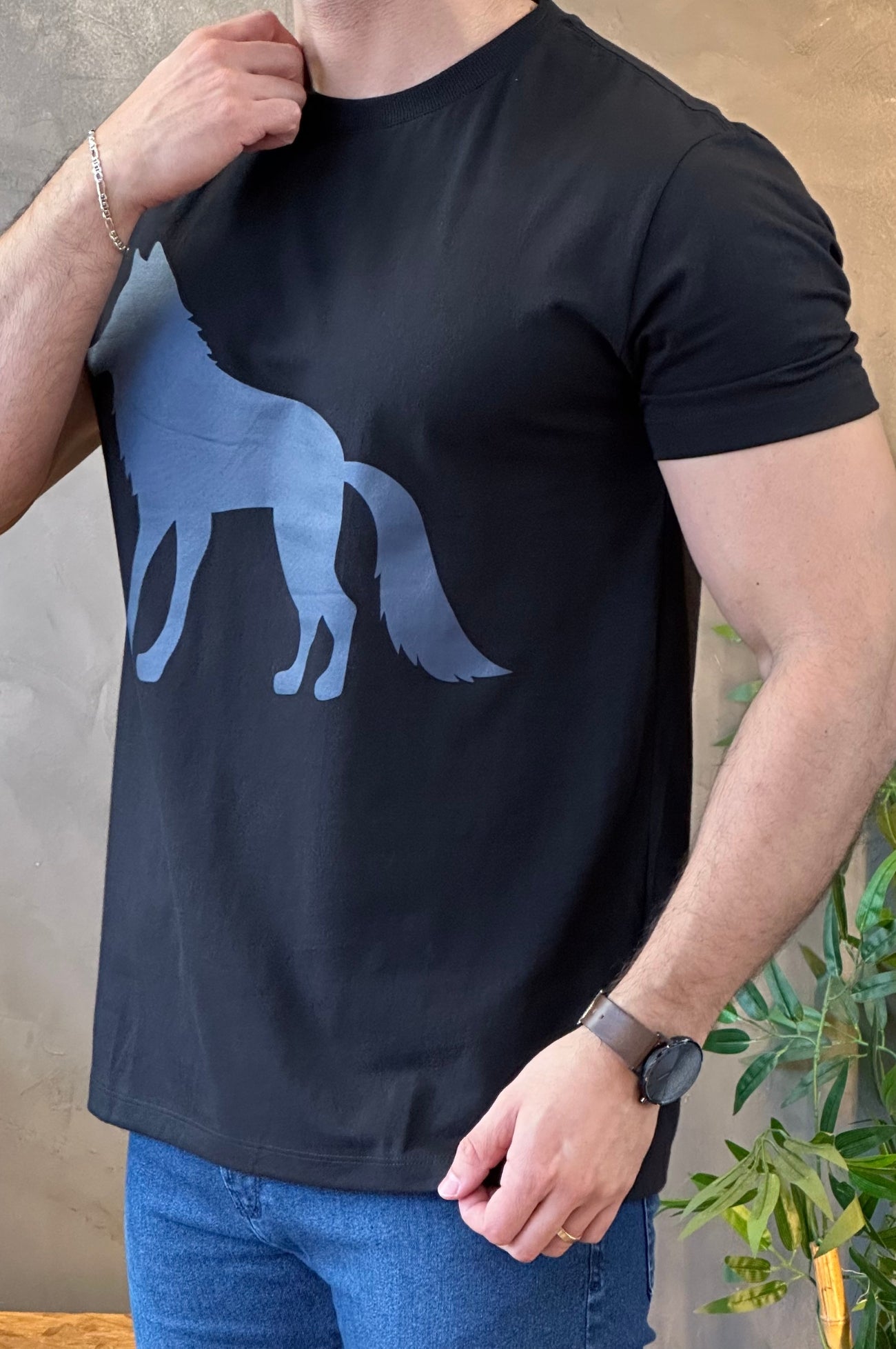 Camiseta Preta com Lobo Azul Acostamento