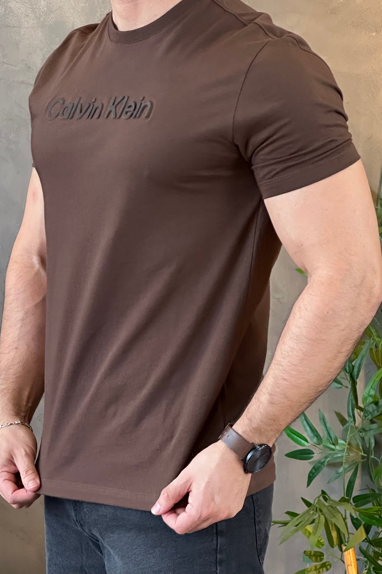 Camiseta Marrom alto relevo Calvin Klein