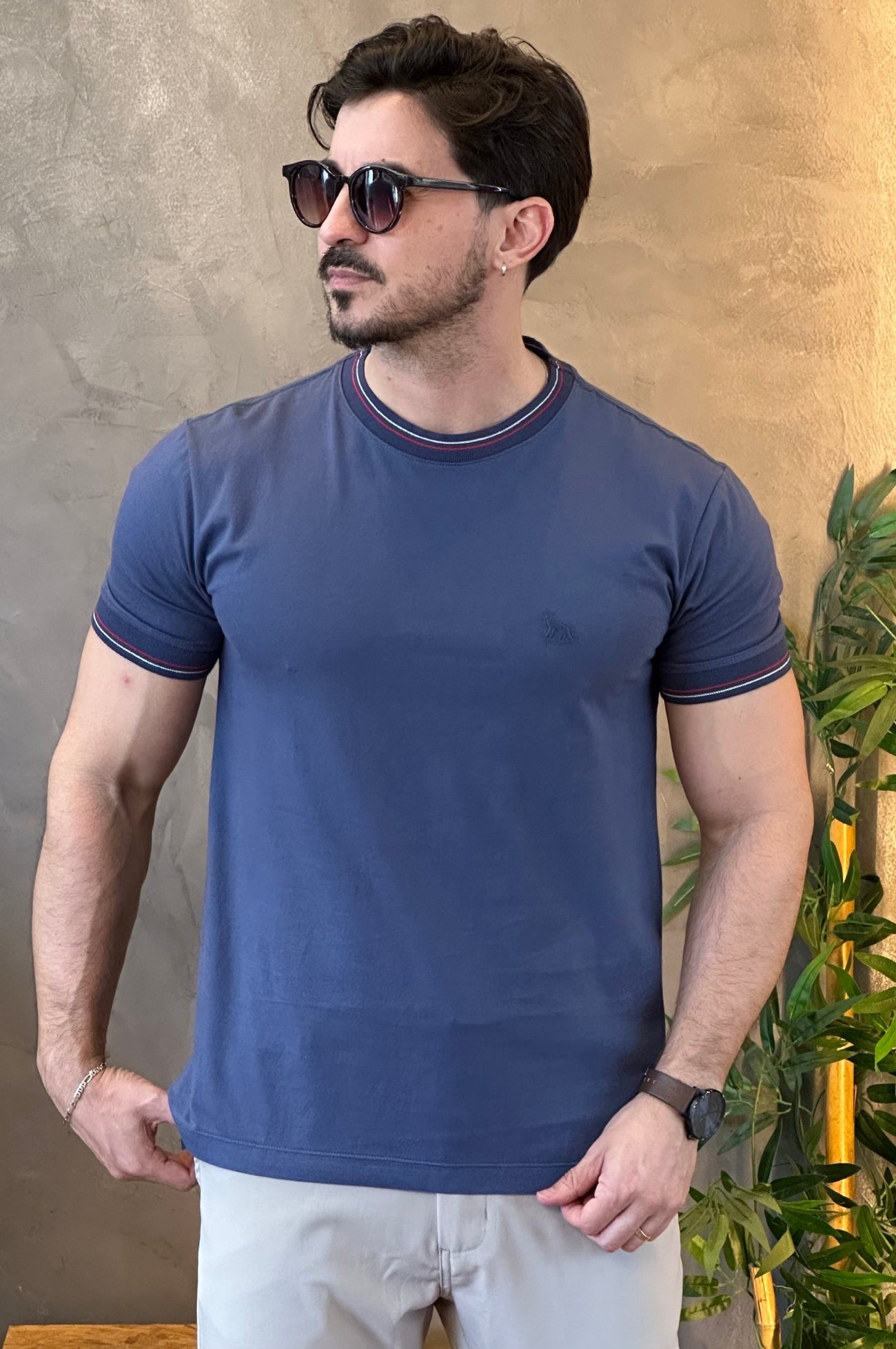 Camiseta Azul Com Detalhe Gola Acostamento