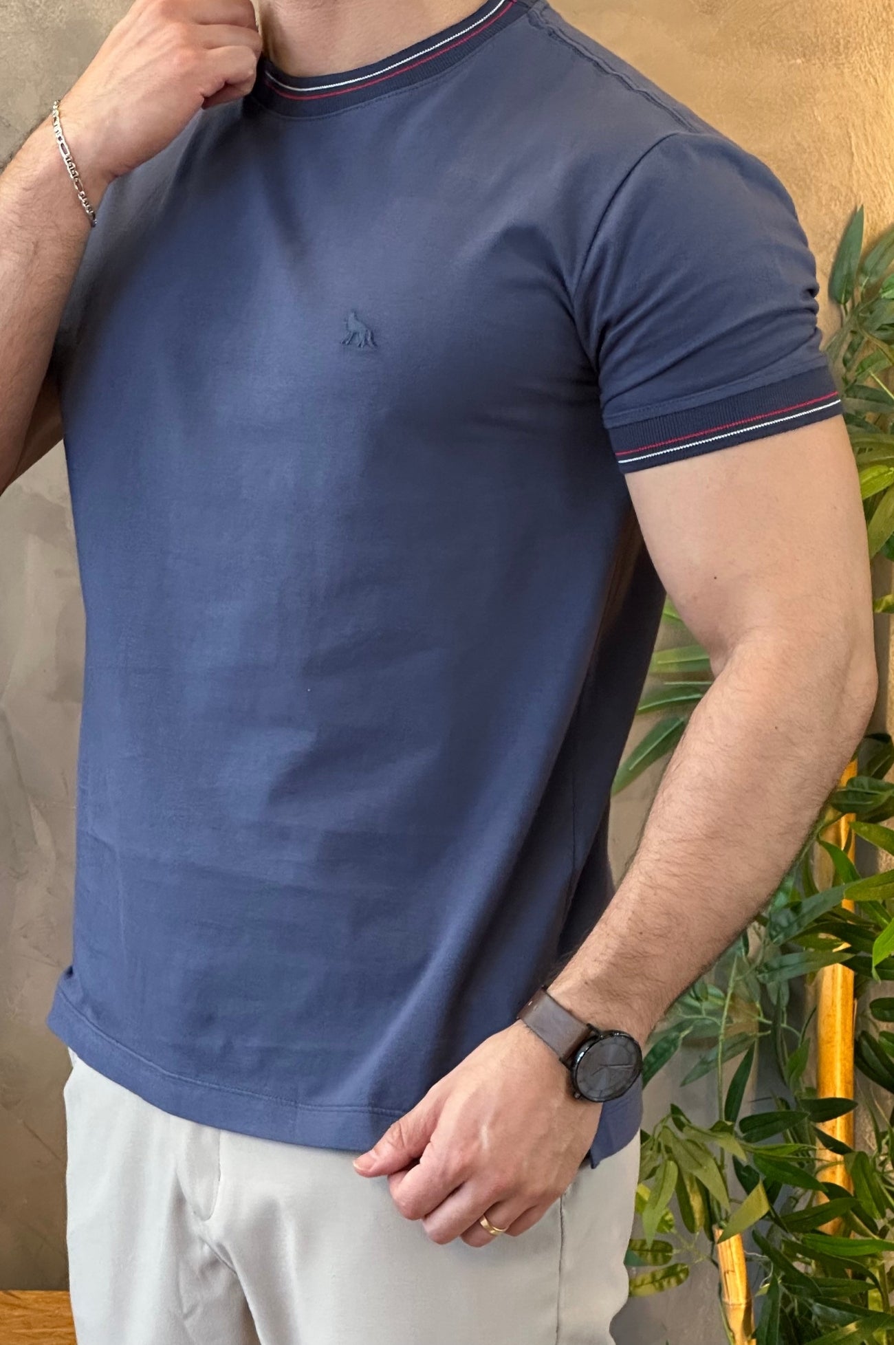Camiseta Azul Com Detalhe Gola Acostamento