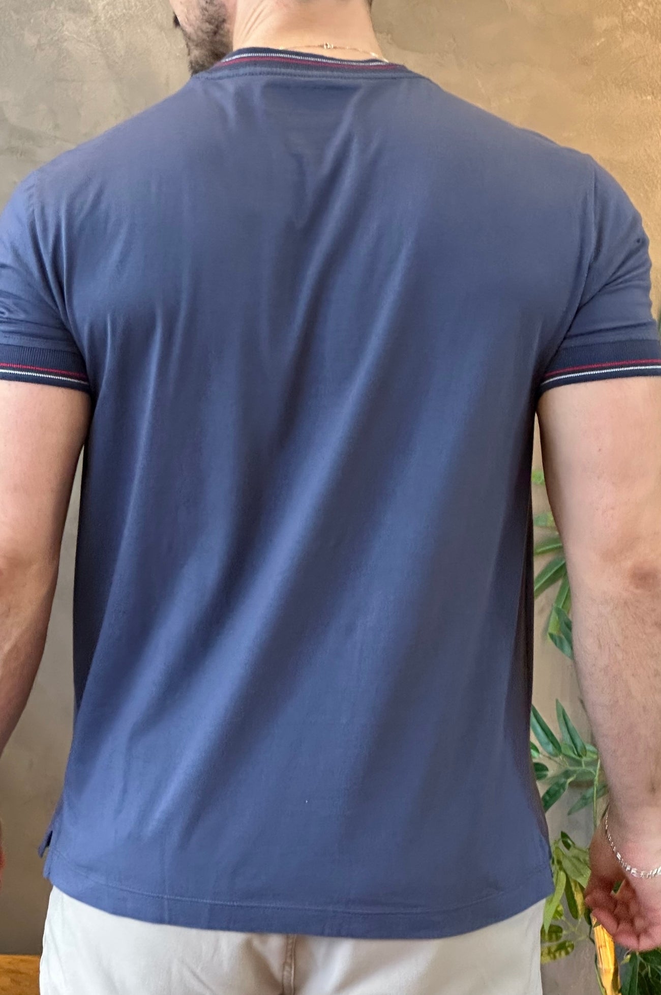Camiseta Azul Com Detalhe Gola Acostamento