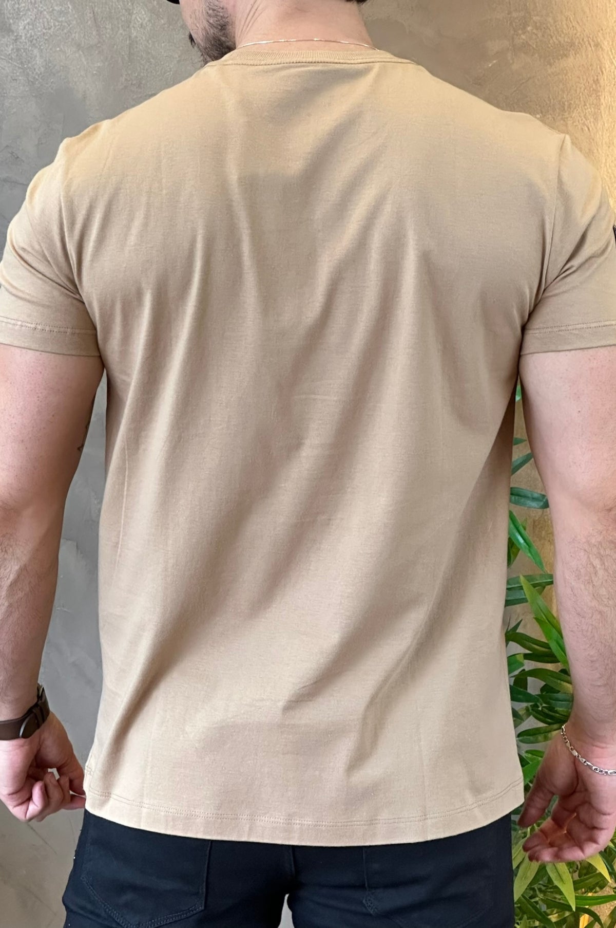 Camiseta Bege Com Escrito Preto Acostamento