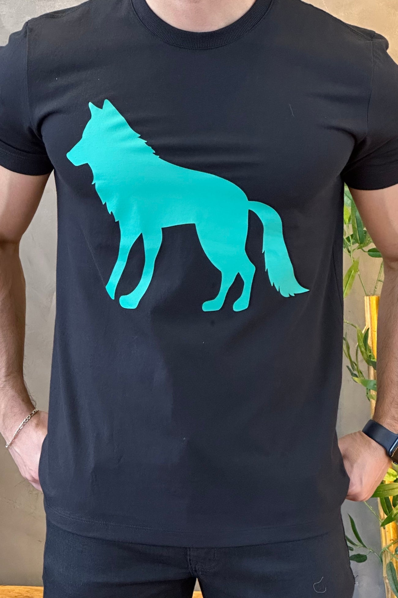 Camiseta Preta com Lobo Verde