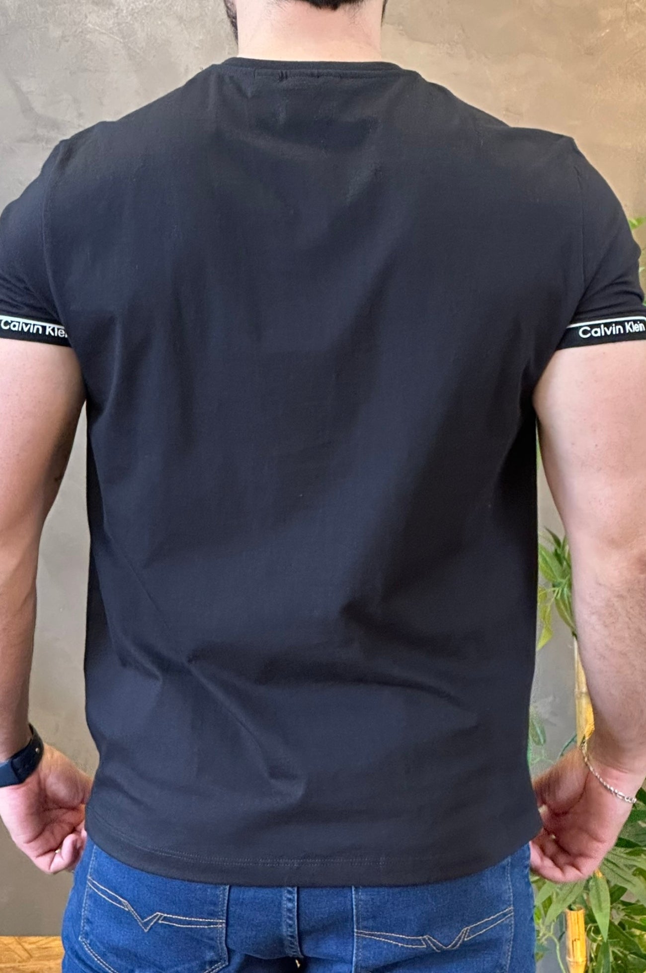 Camiseta Calvin Klein com punho