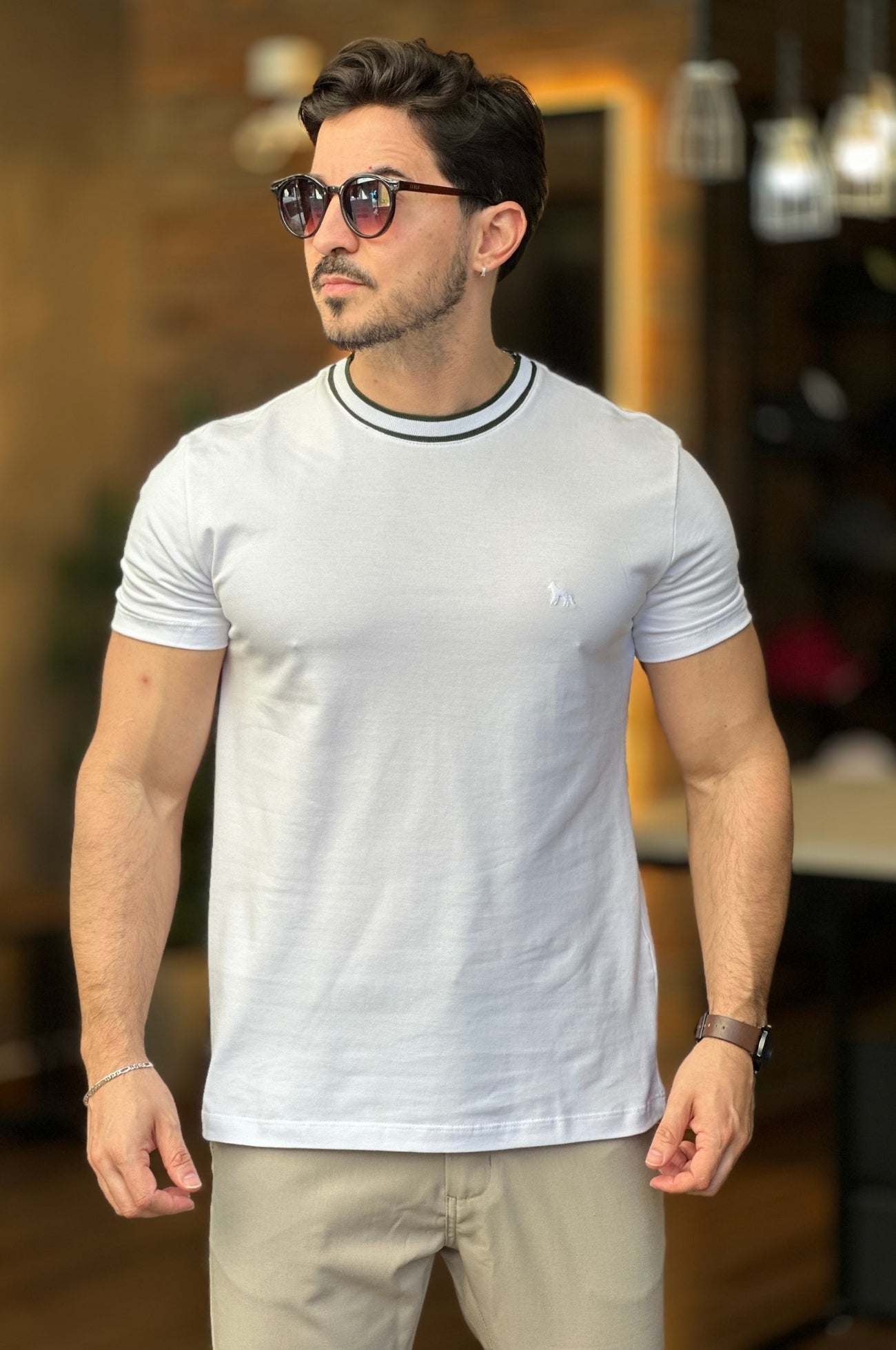 Camiseta Branca Com Detalhe Gola Acostamento