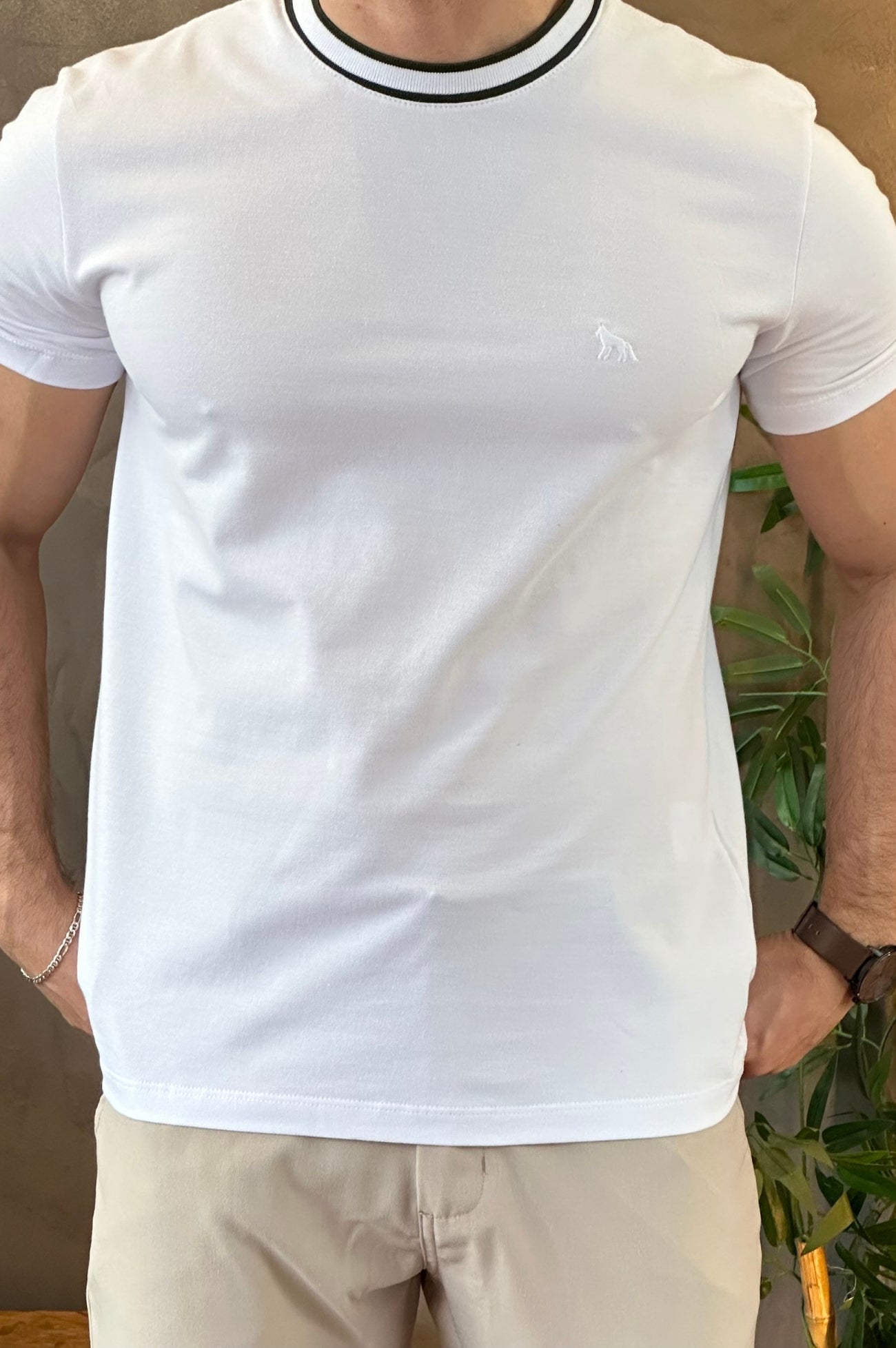 Camiseta Branca Com Detalhe Gola Acostamento
