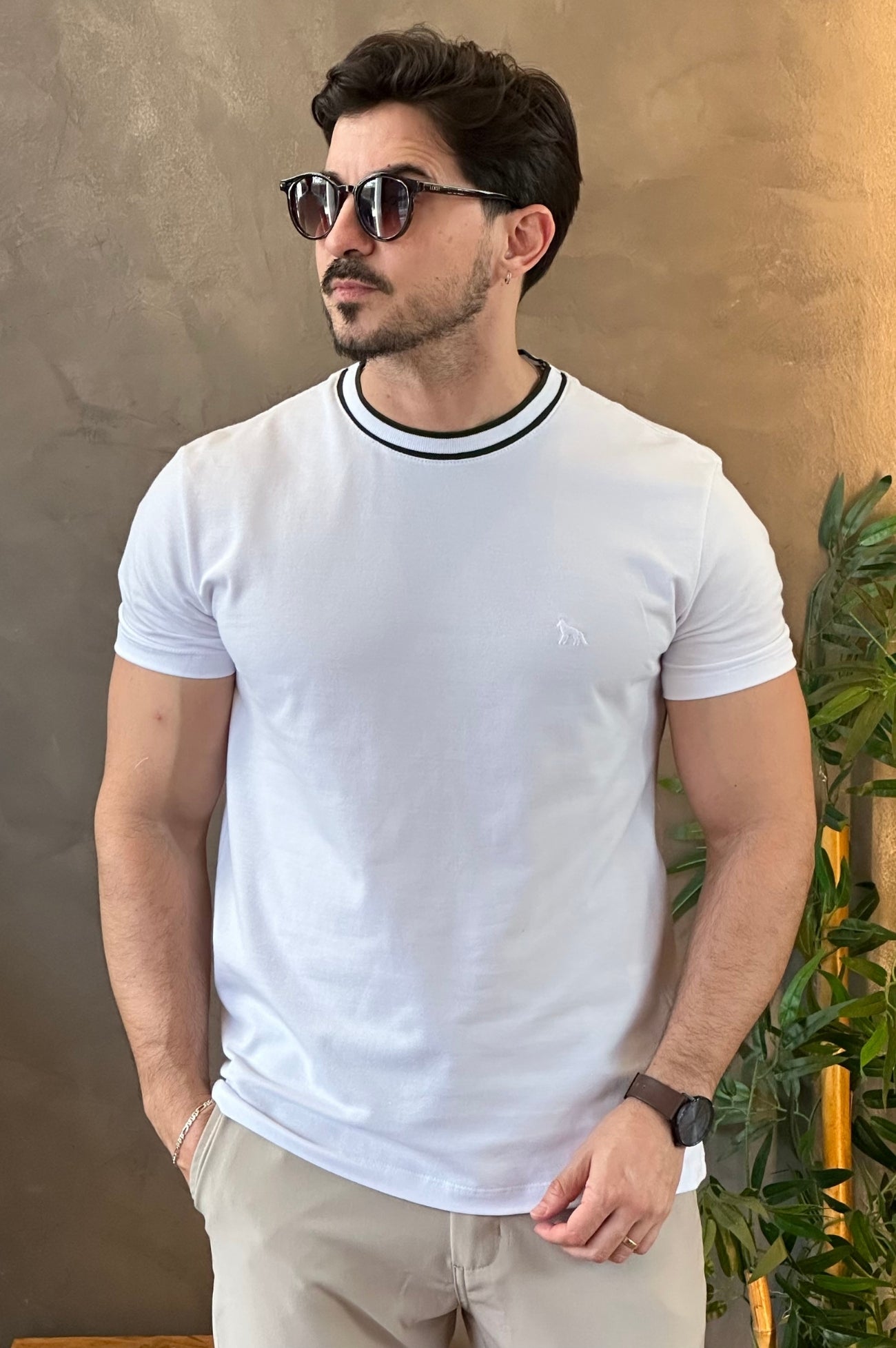 Camiseta Branca Com Detalhe Gola Acostamento