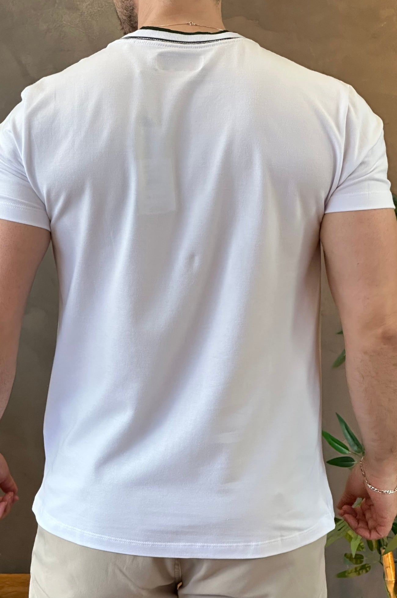 Camiseta Branca Com Detalhe Gola Acostamento