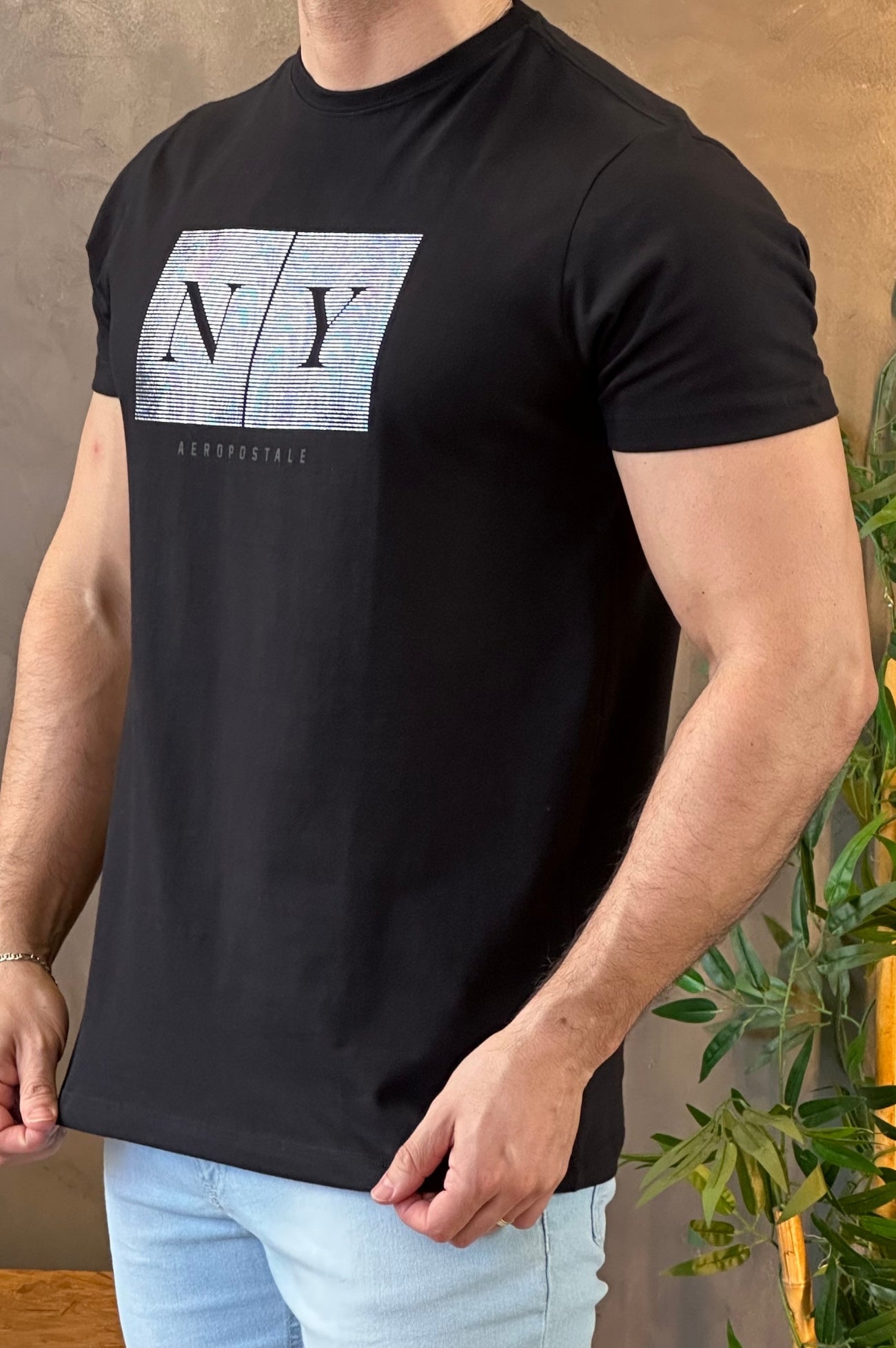 Camiseta Preta escrito NY prata Aeropostale