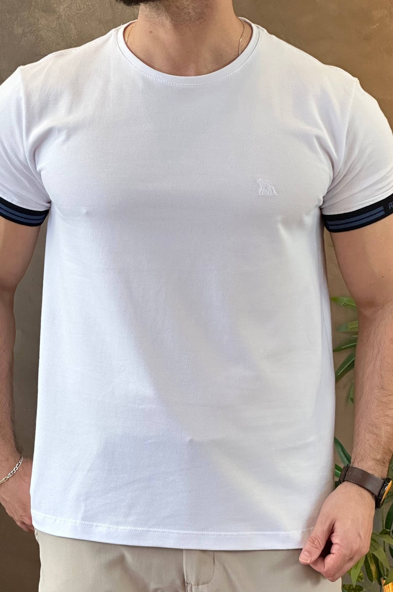 Camiseta Branca Com Detalhe Punho Acostamento
