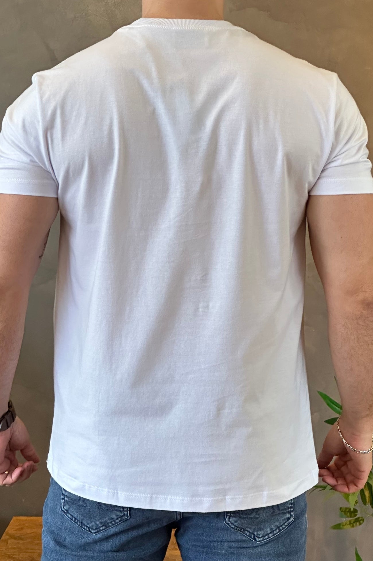 Camiseta Branca com Lobo Rosa Acostamento