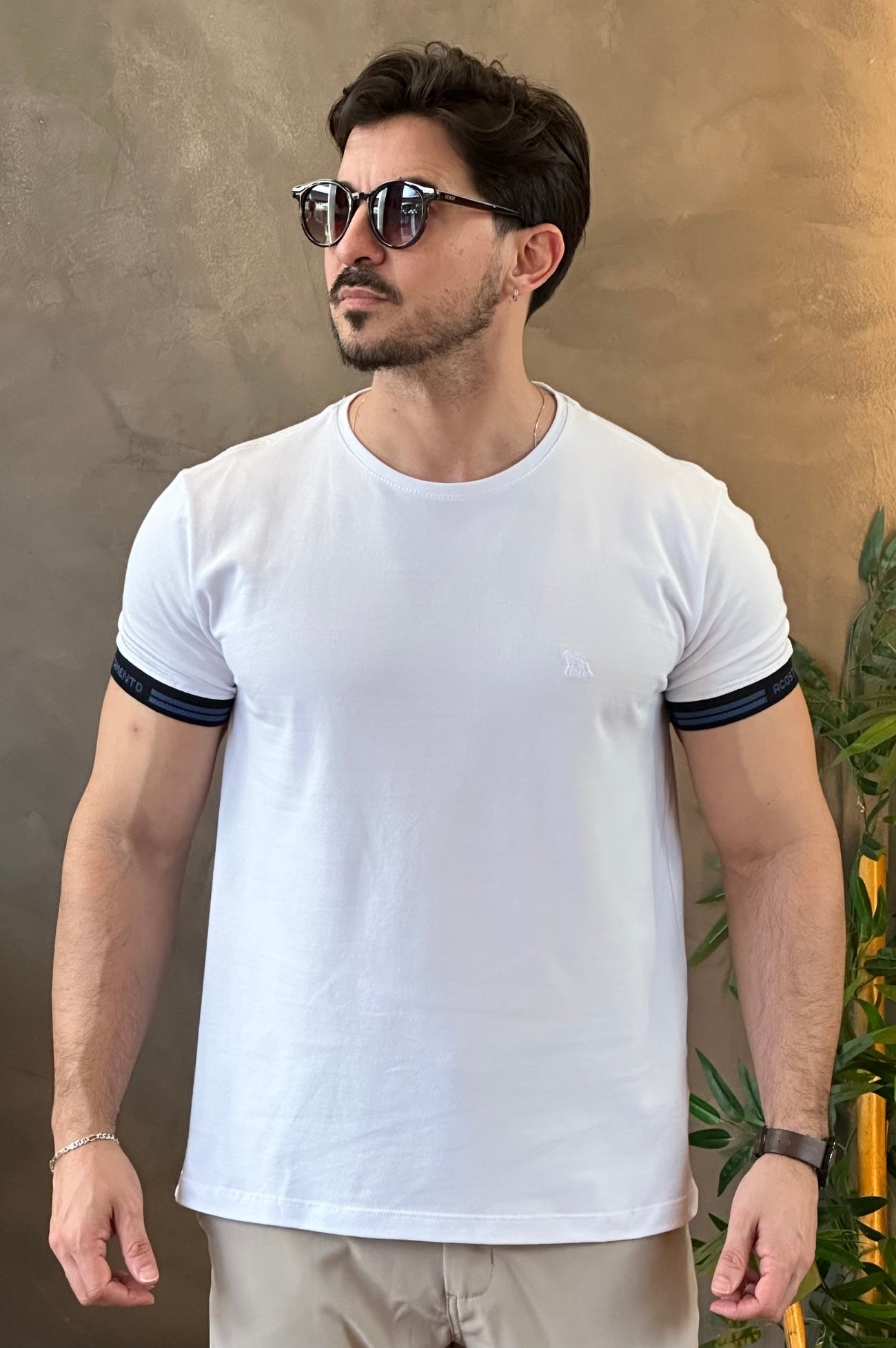 Camiseta Branca Com Detalhe Punho Acostamento