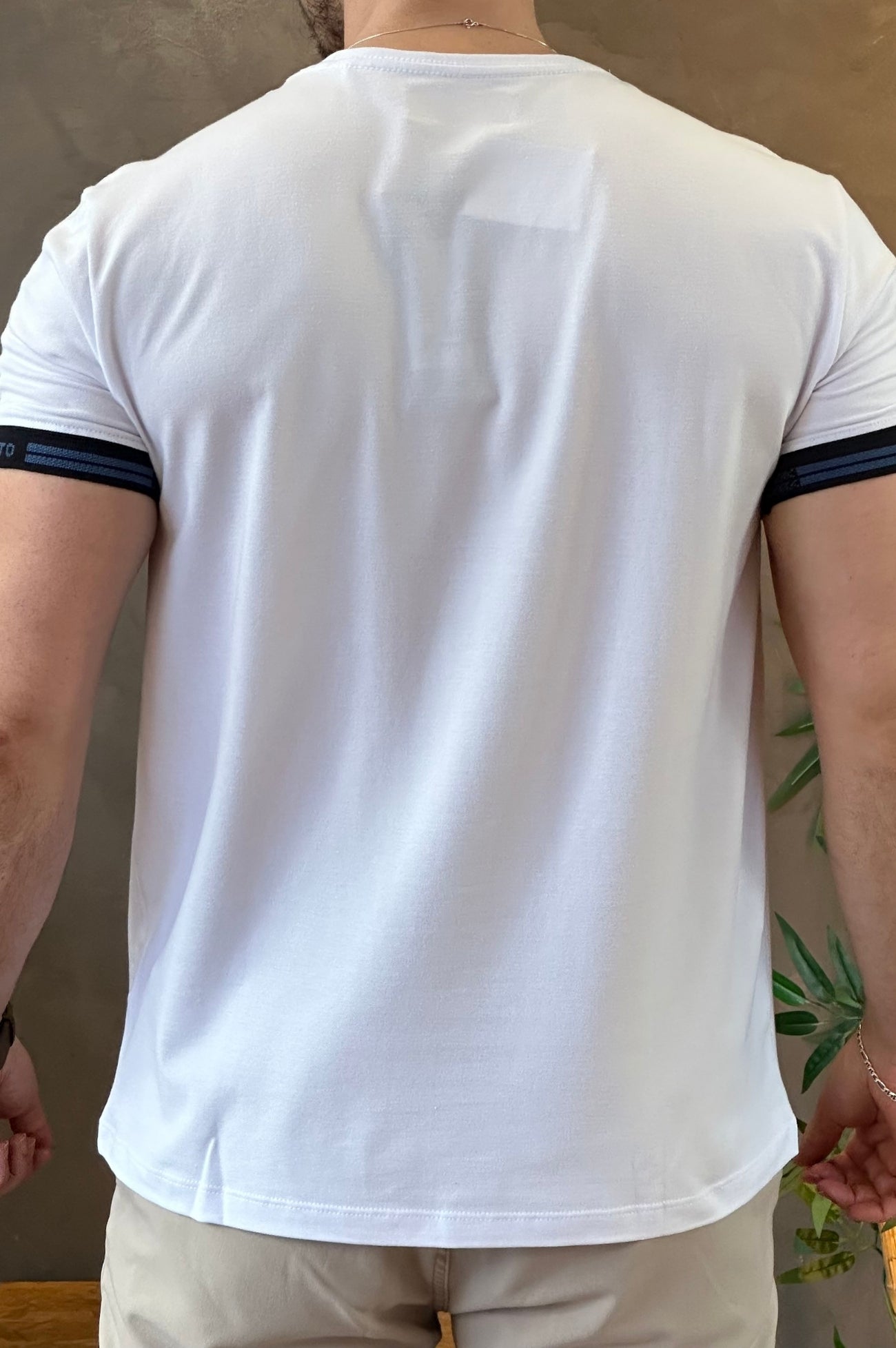 Camiseta Branca Com Detalhe Punho Acostamento
