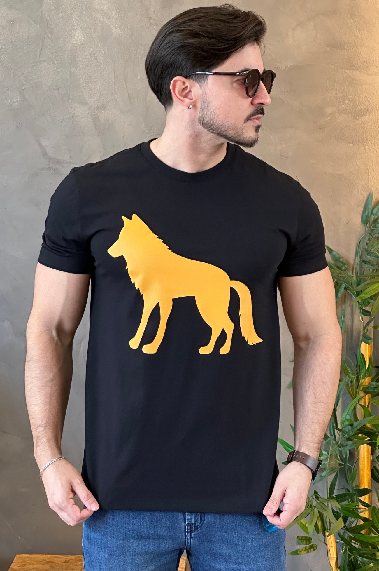 Camiseta Preta com Lobo Amarelo Acostamento