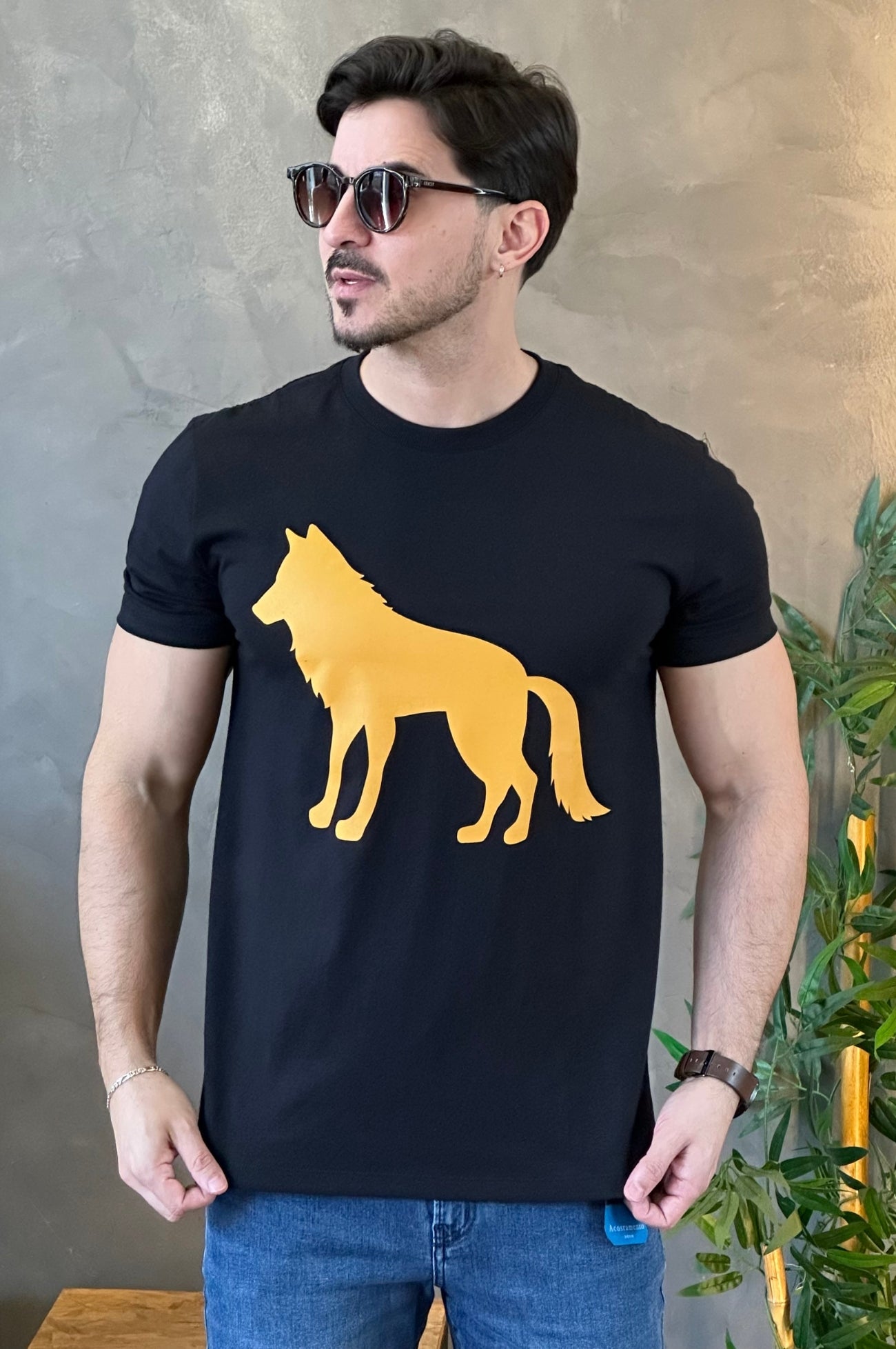 Camiseta Preta com Lobo Amarelo Acostamento