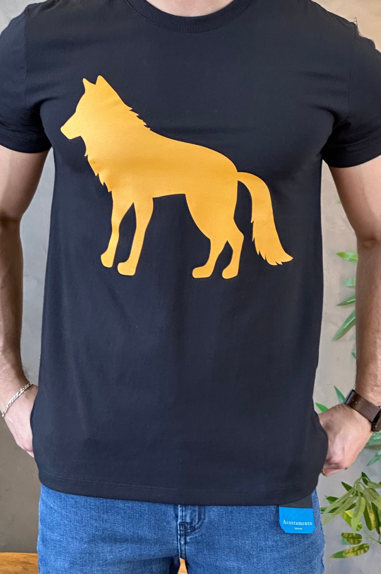 Camiseta Preta com Lobo Amarelo Acostamento