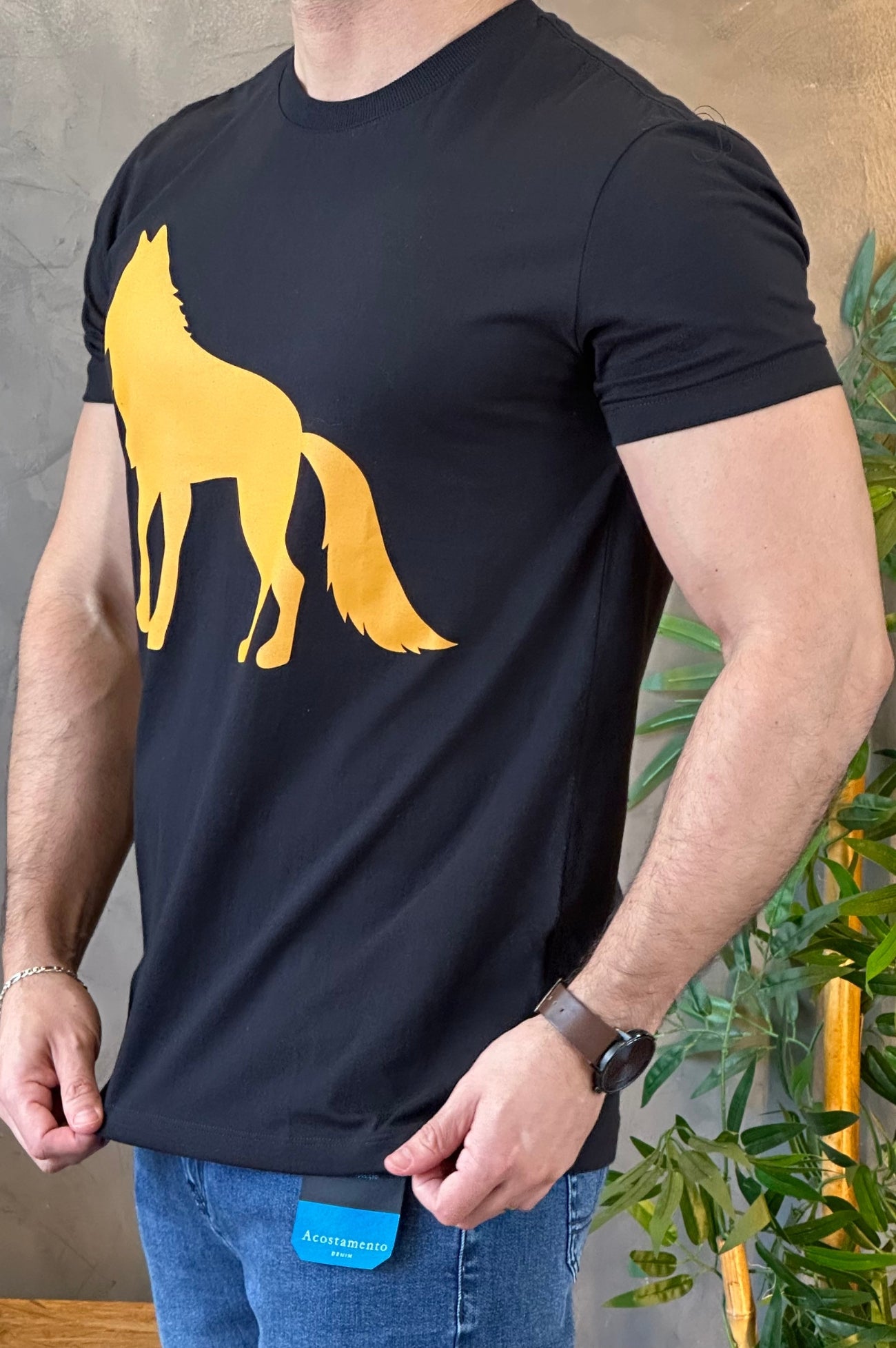 Camiseta Preta com Lobo Amarelo Acostamento